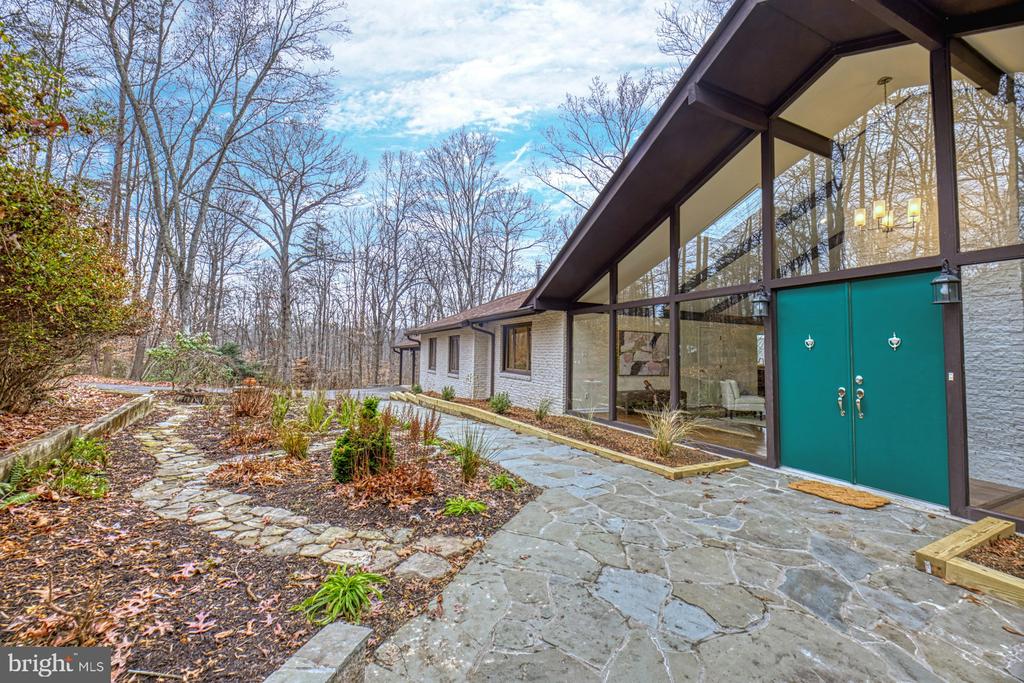 6809 GLENCOVE DRIVE