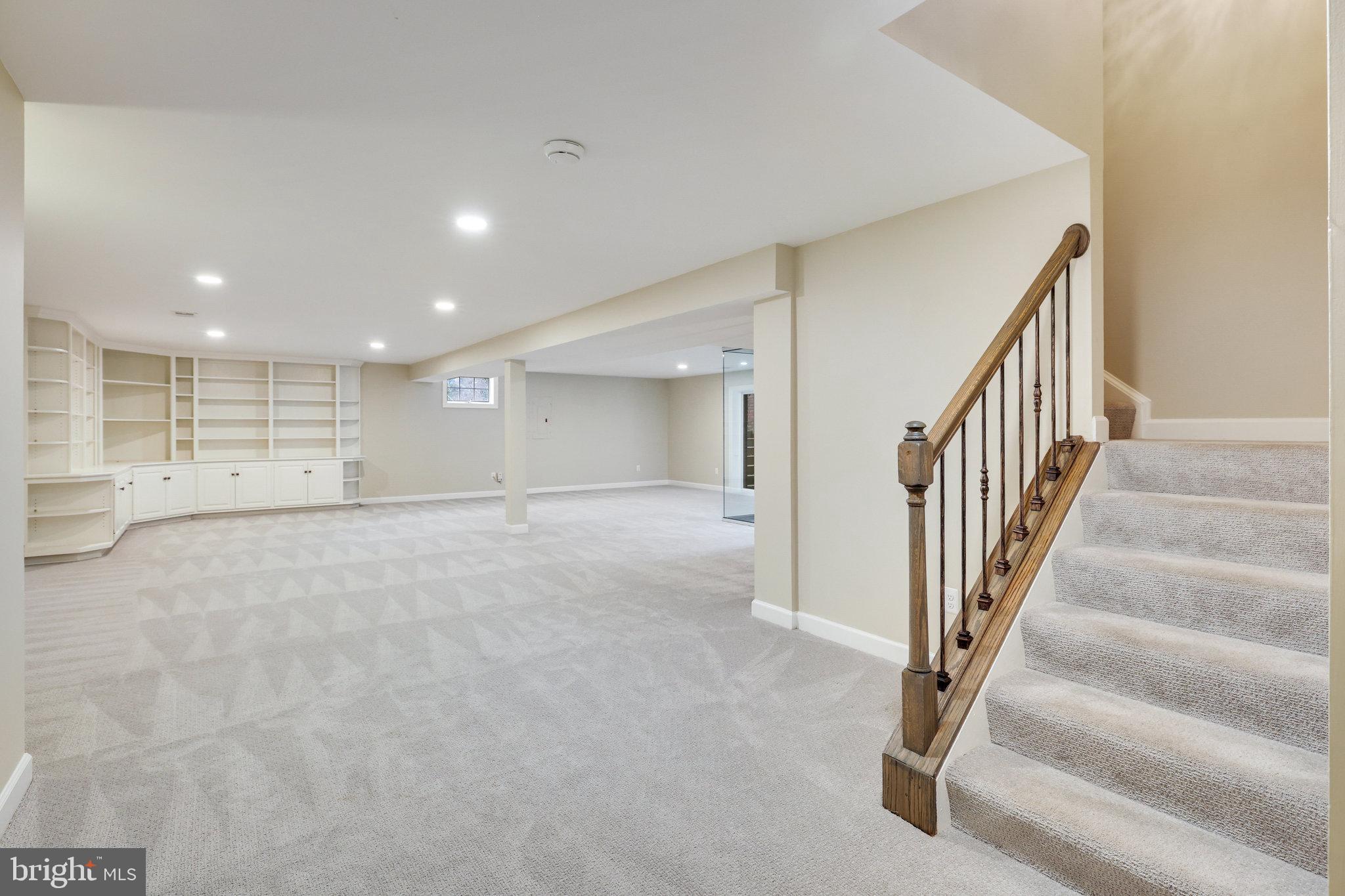 9425 LAKESIDE DRIVE