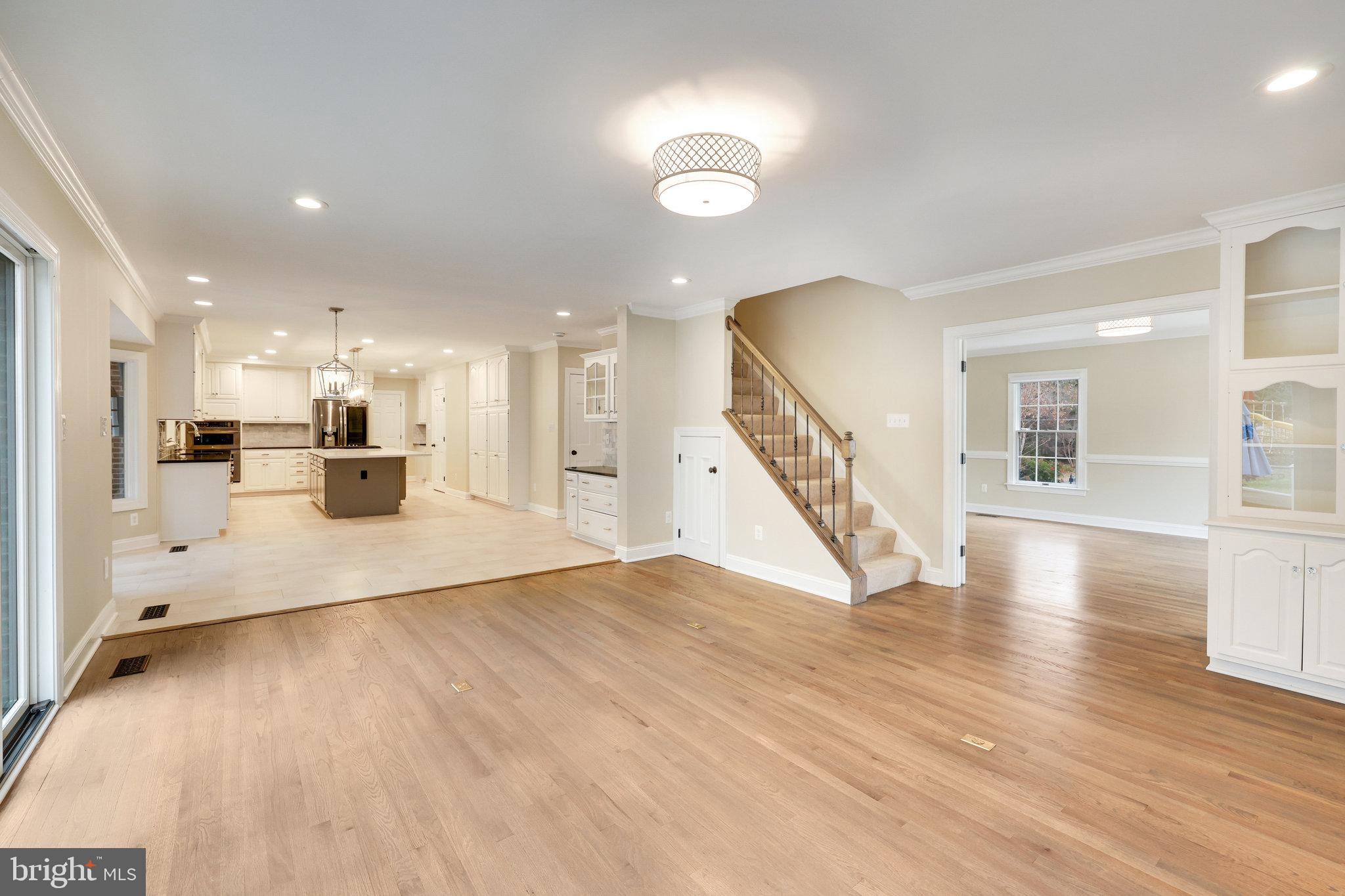 9425 LAKESIDE DRIVE