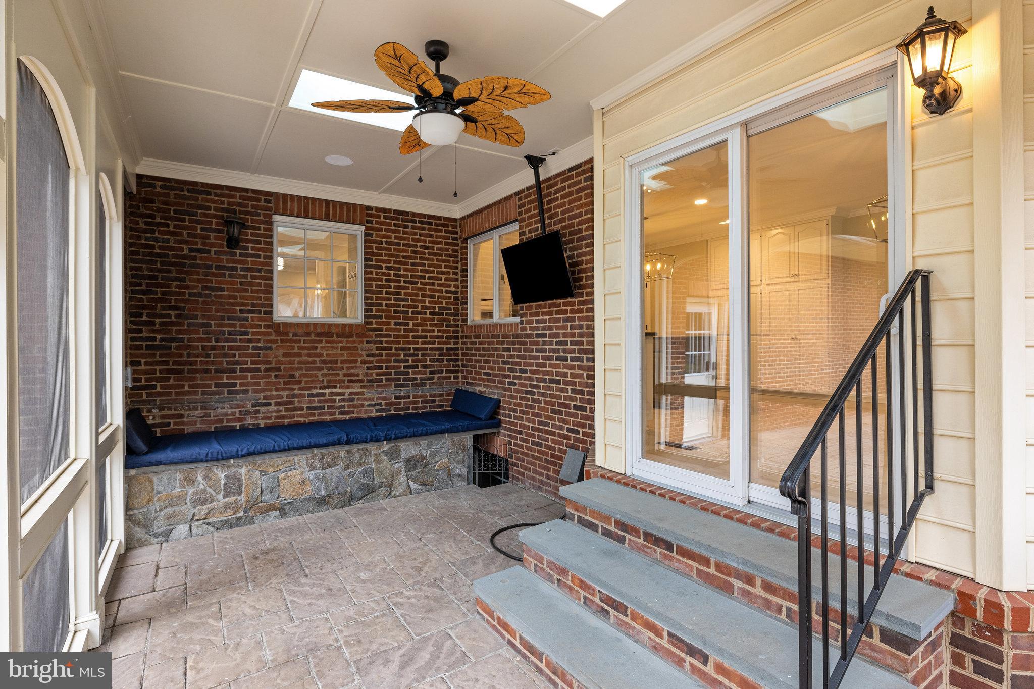 9425 LAKESIDE DRIVE