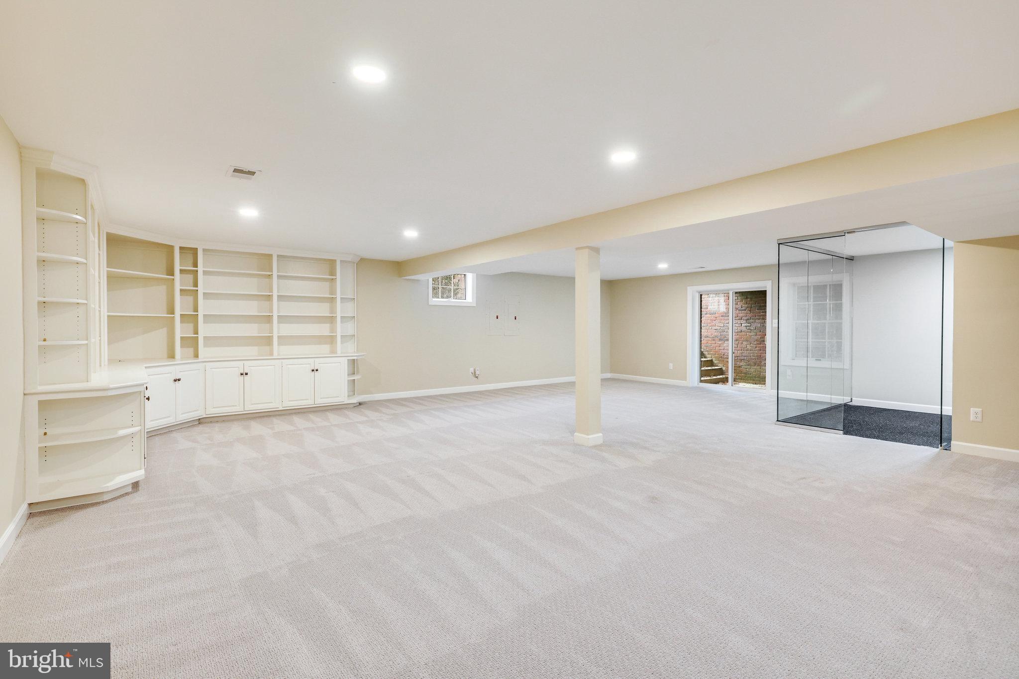 9425 LAKESIDE DRIVE