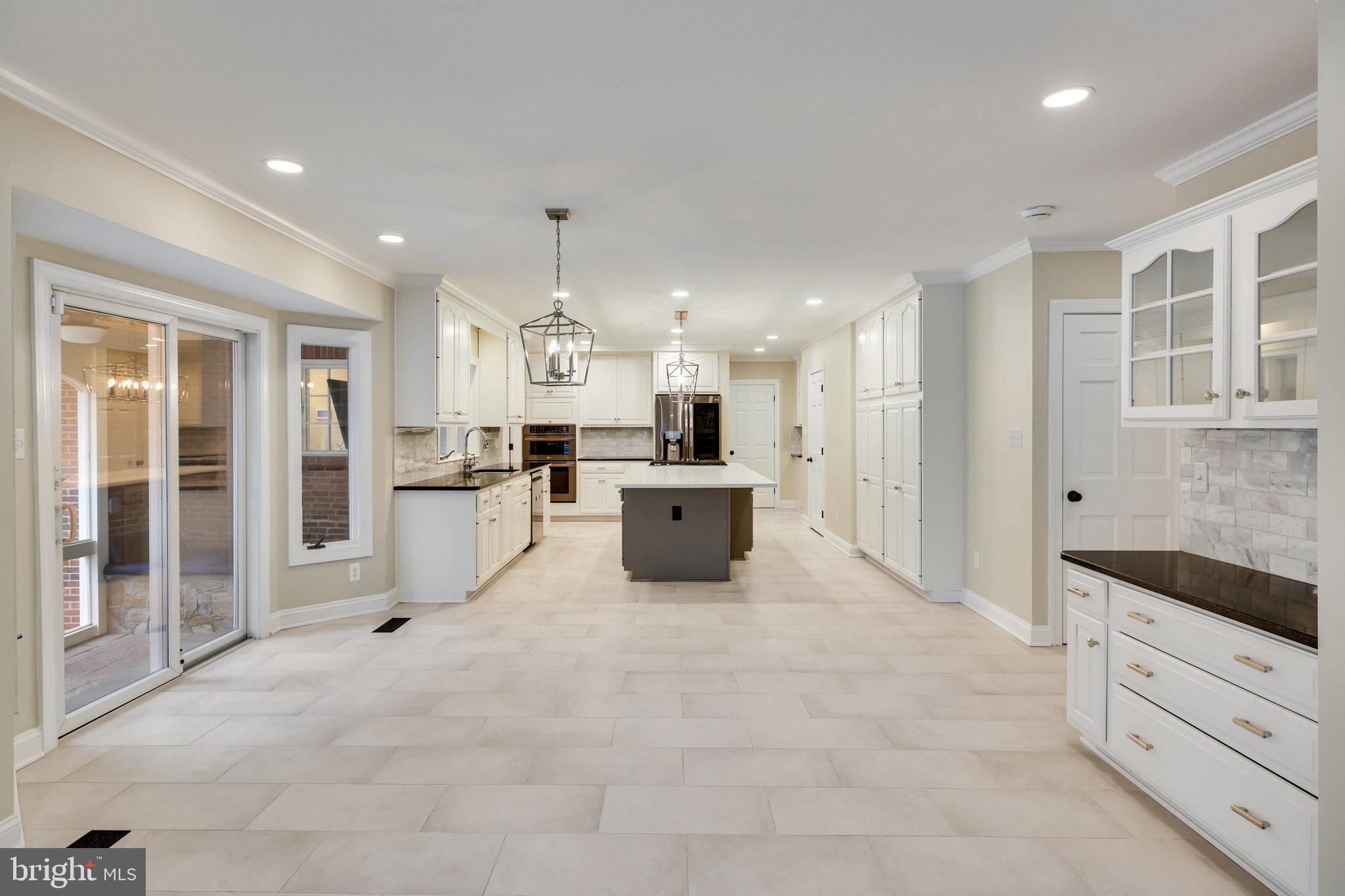 9425 LAKESIDE DRIVE