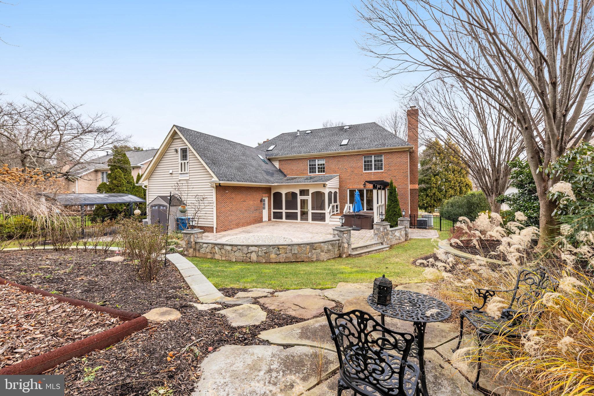 9425 LAKESIDE DRIVE