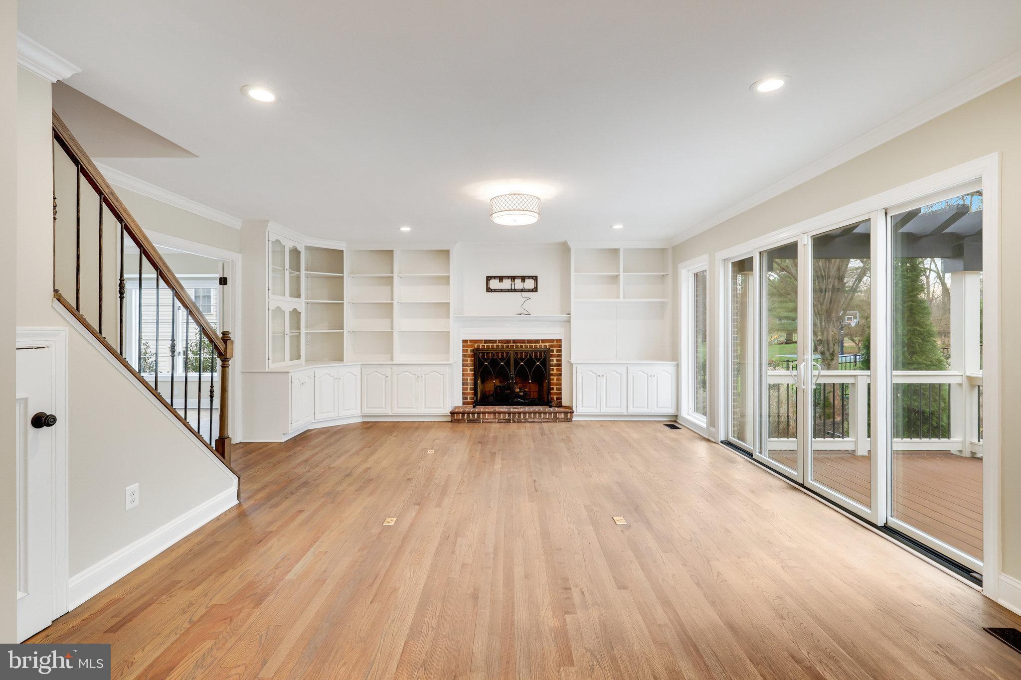 9425 LAKESIDE DRIVE