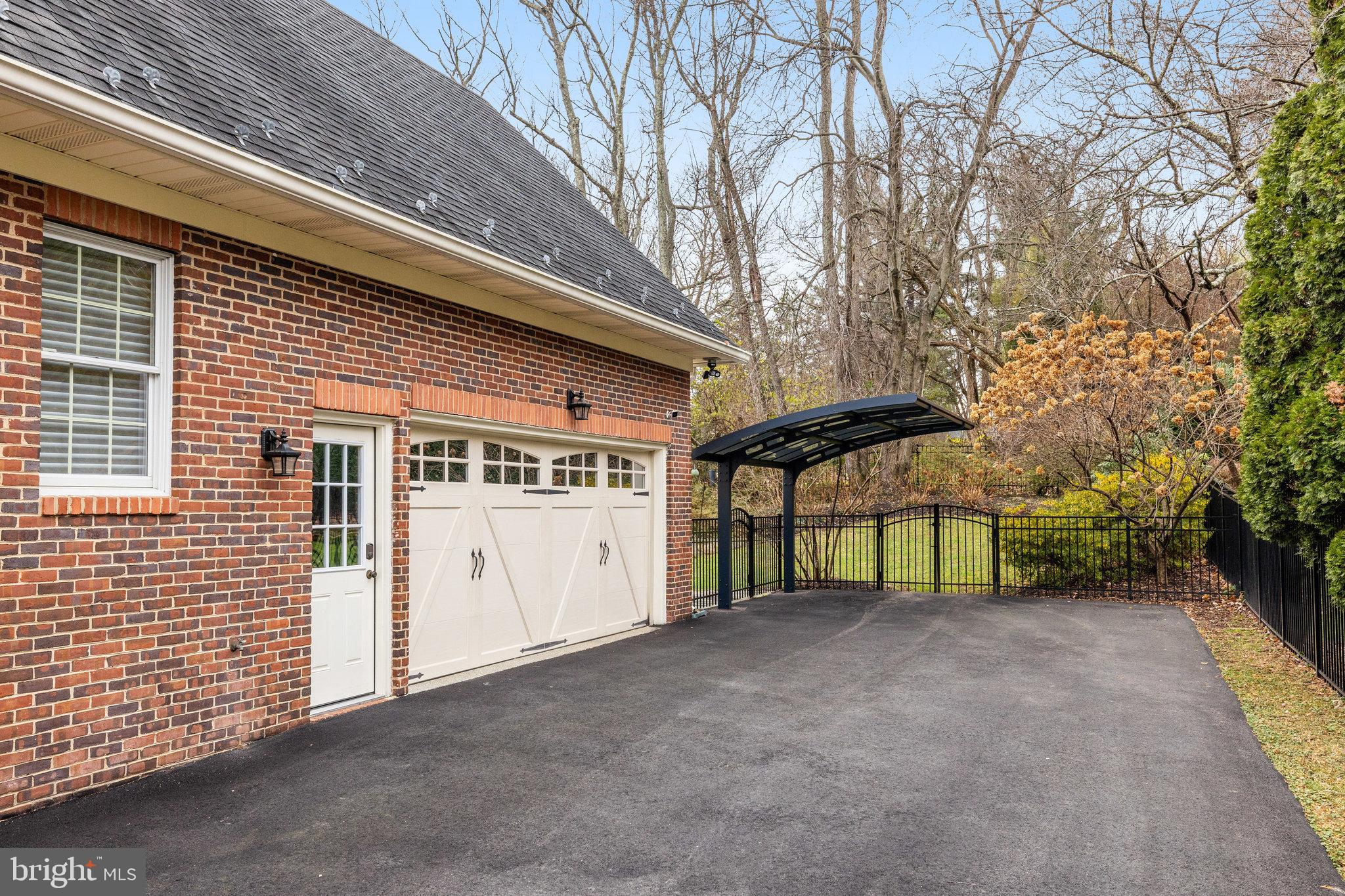 9425 LAKESIDE DRIVE