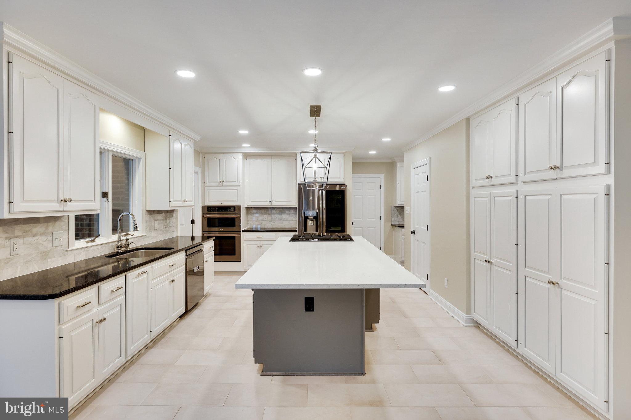 9425 LAKESIDE DRIVE