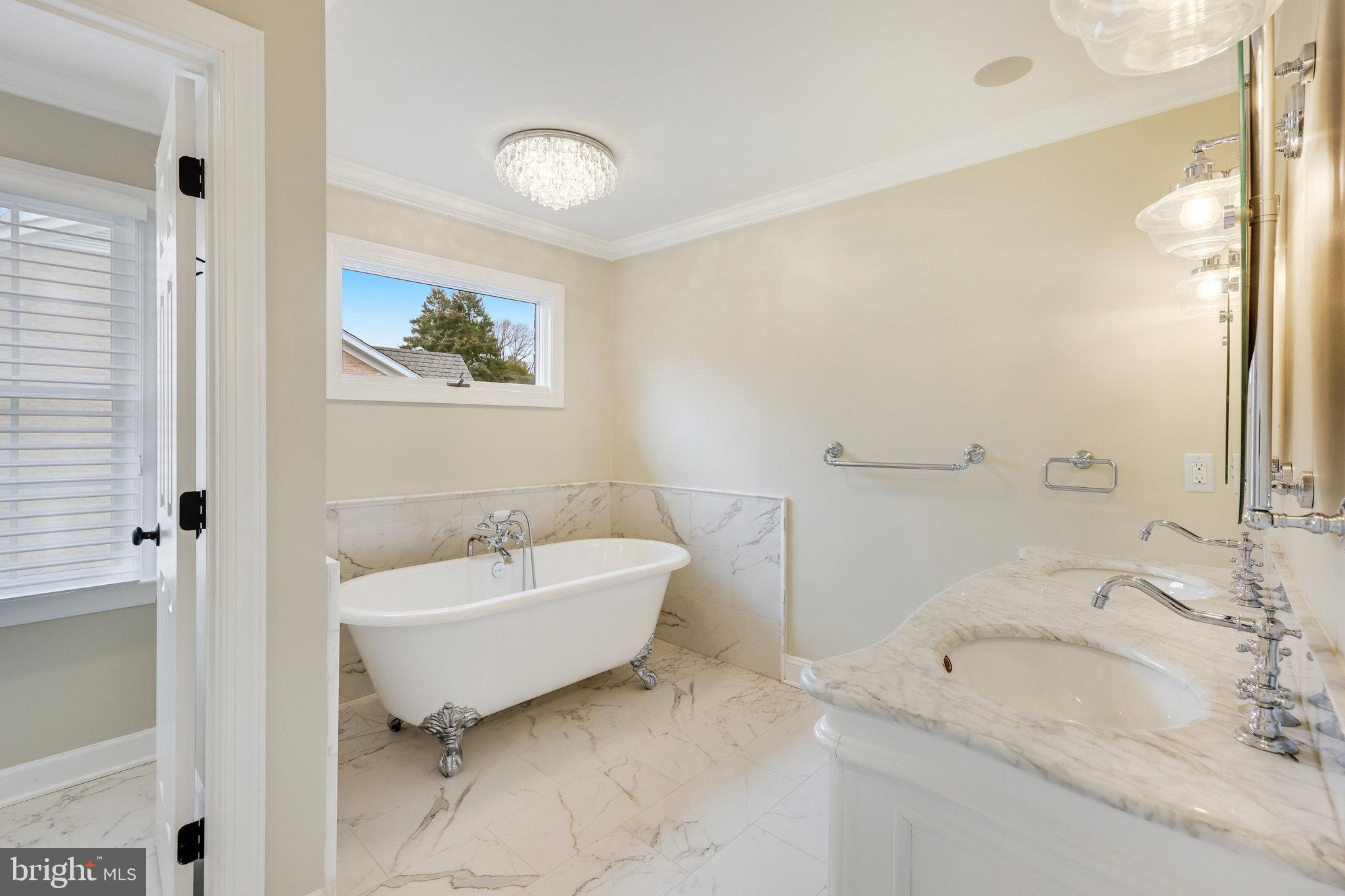 9425 LAKESIDE DRIVE