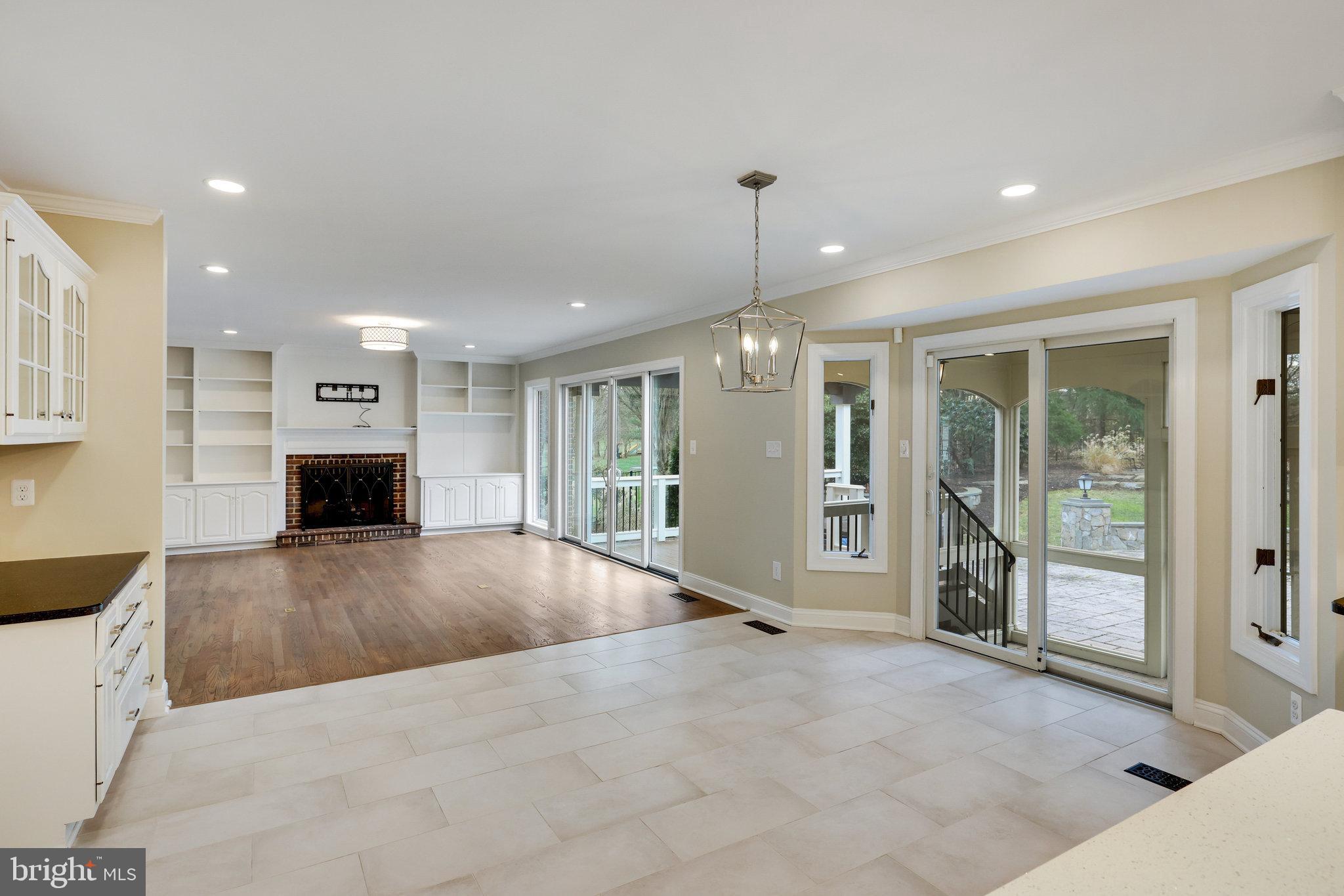 9425 LAKESIDE DRIVE