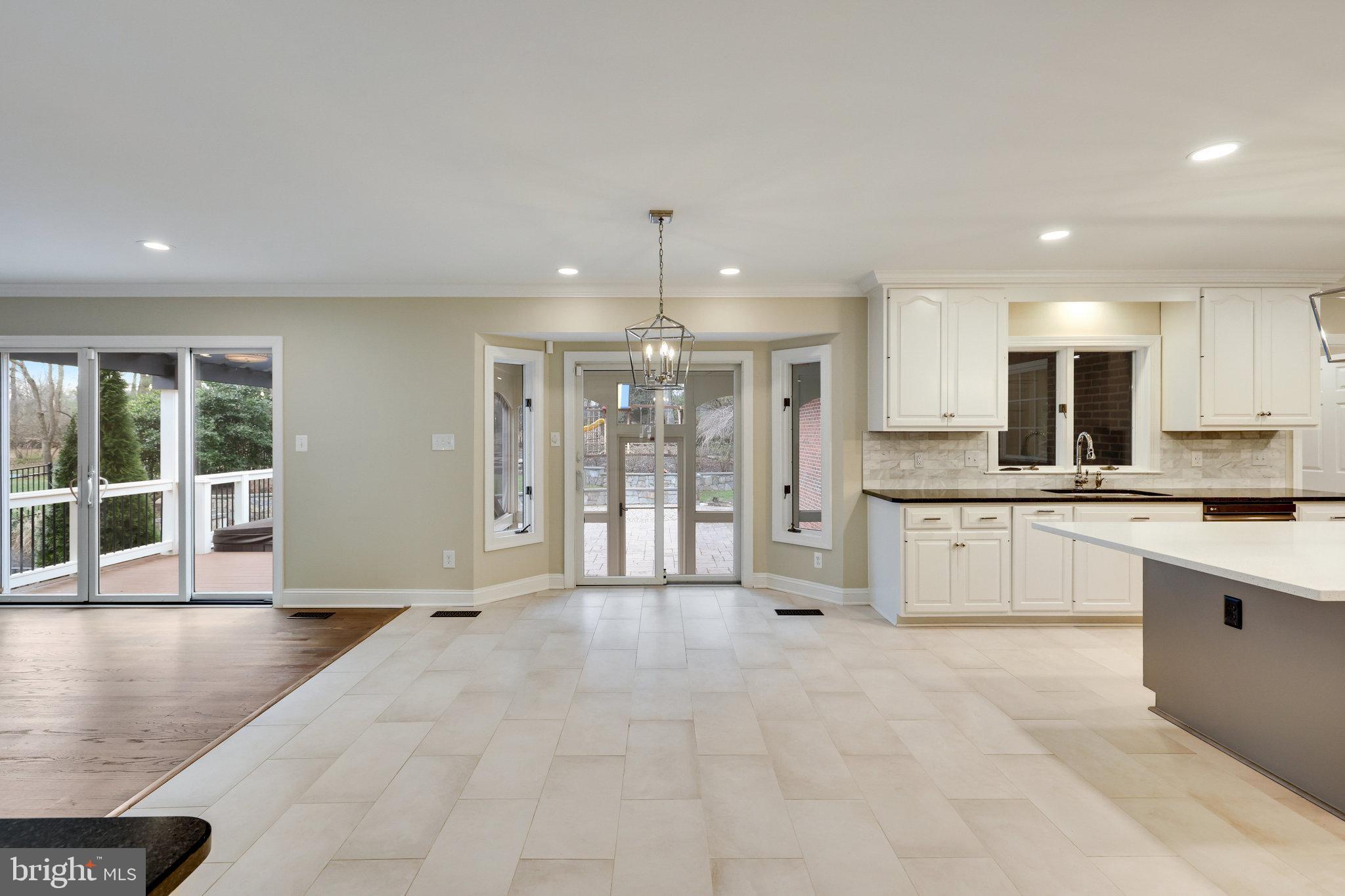 9425 LAKESIDE DRIVE