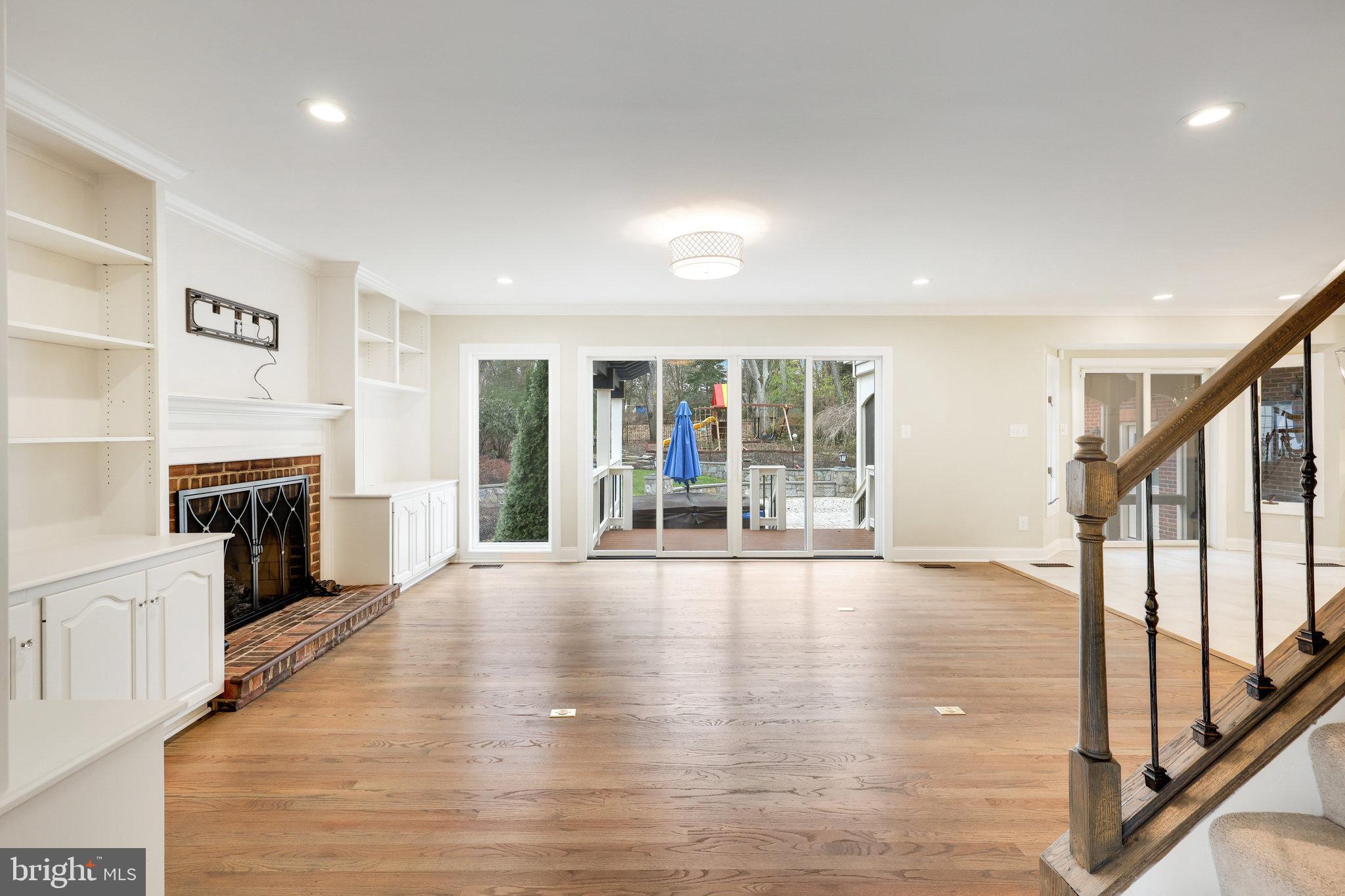 9425 LAKESIDE DRIVE