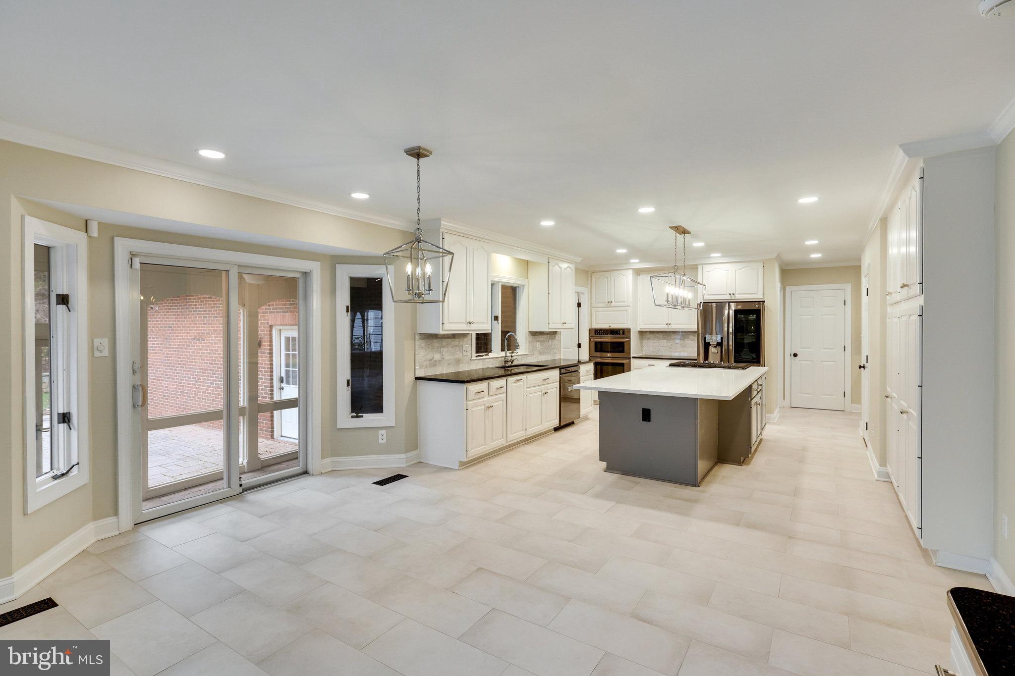 9425 LAKESIDE DRIVE