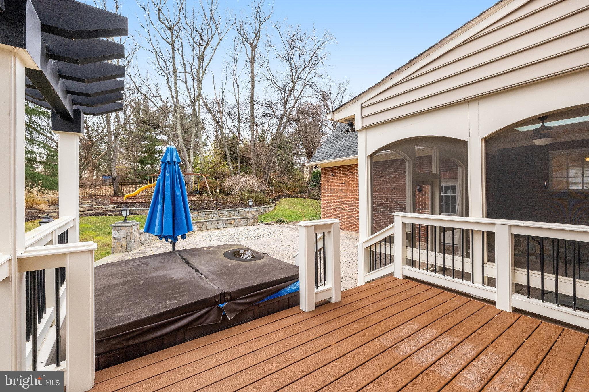 9425 LAKESIDE DRIVE