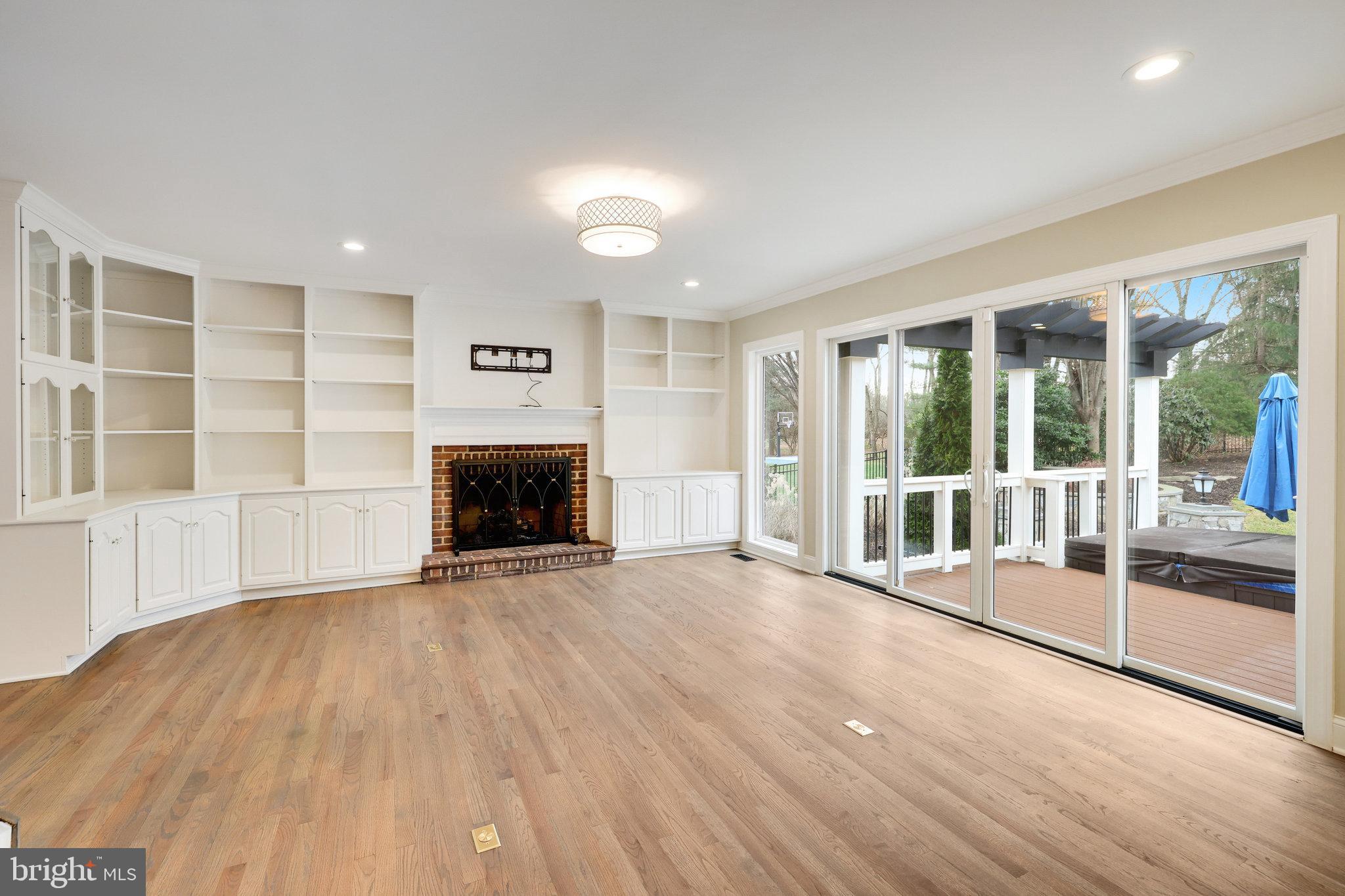9425 LAKESIDE DRIVE