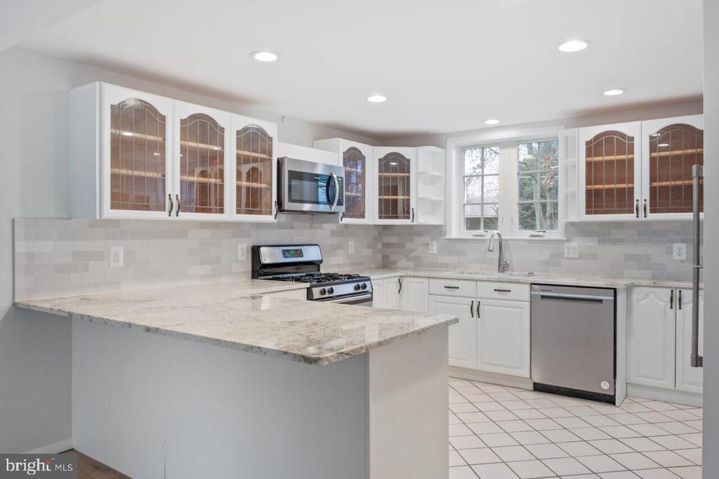 915 DRESDEN COURT