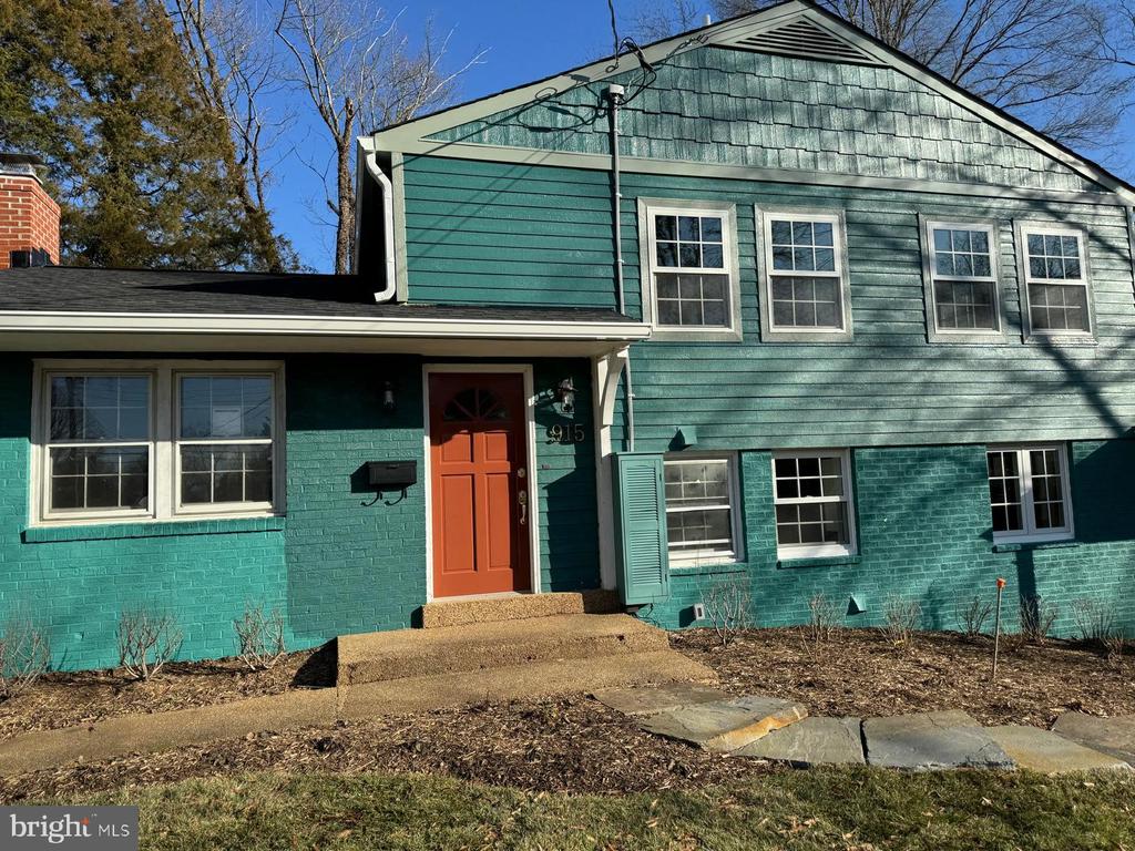 915 DRESDEN COURT