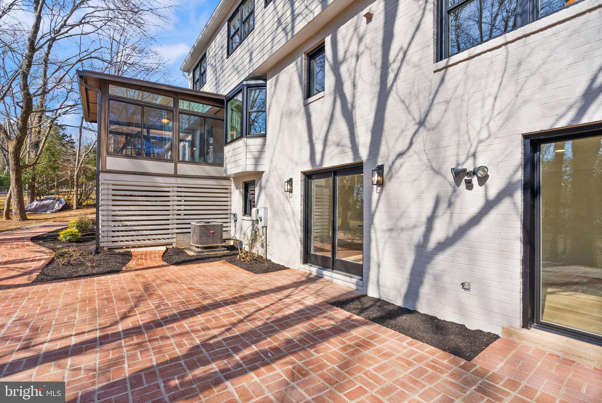 1901 MASON HILL DRIVE