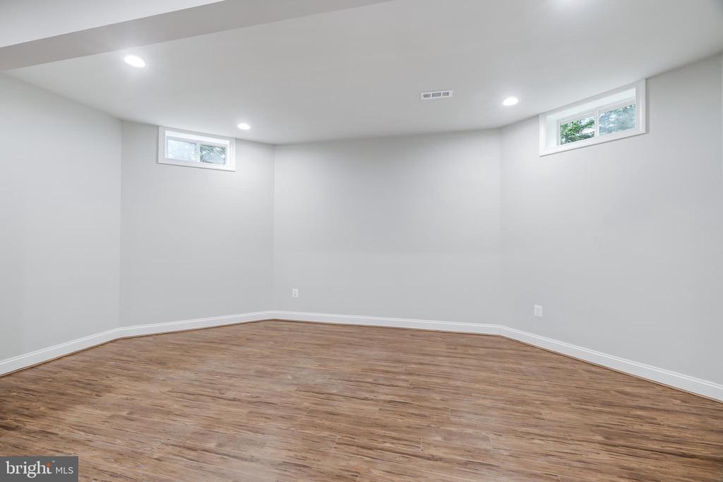 6629 BEACON LANE