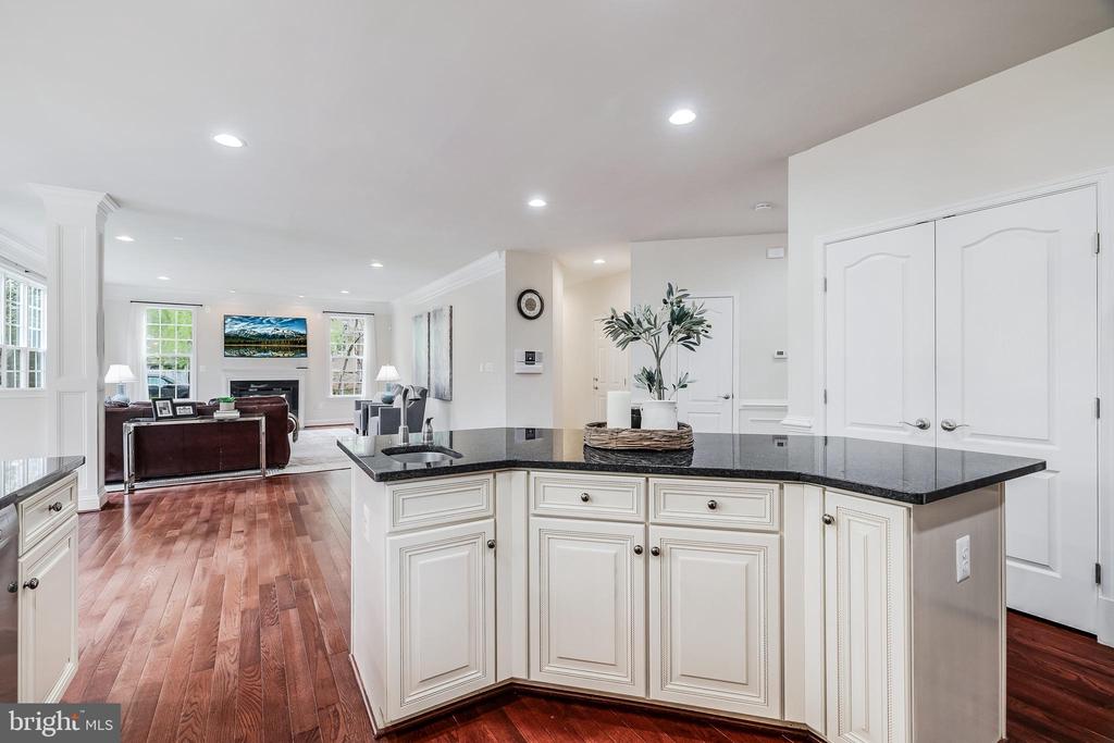 6629 BEACON LANE