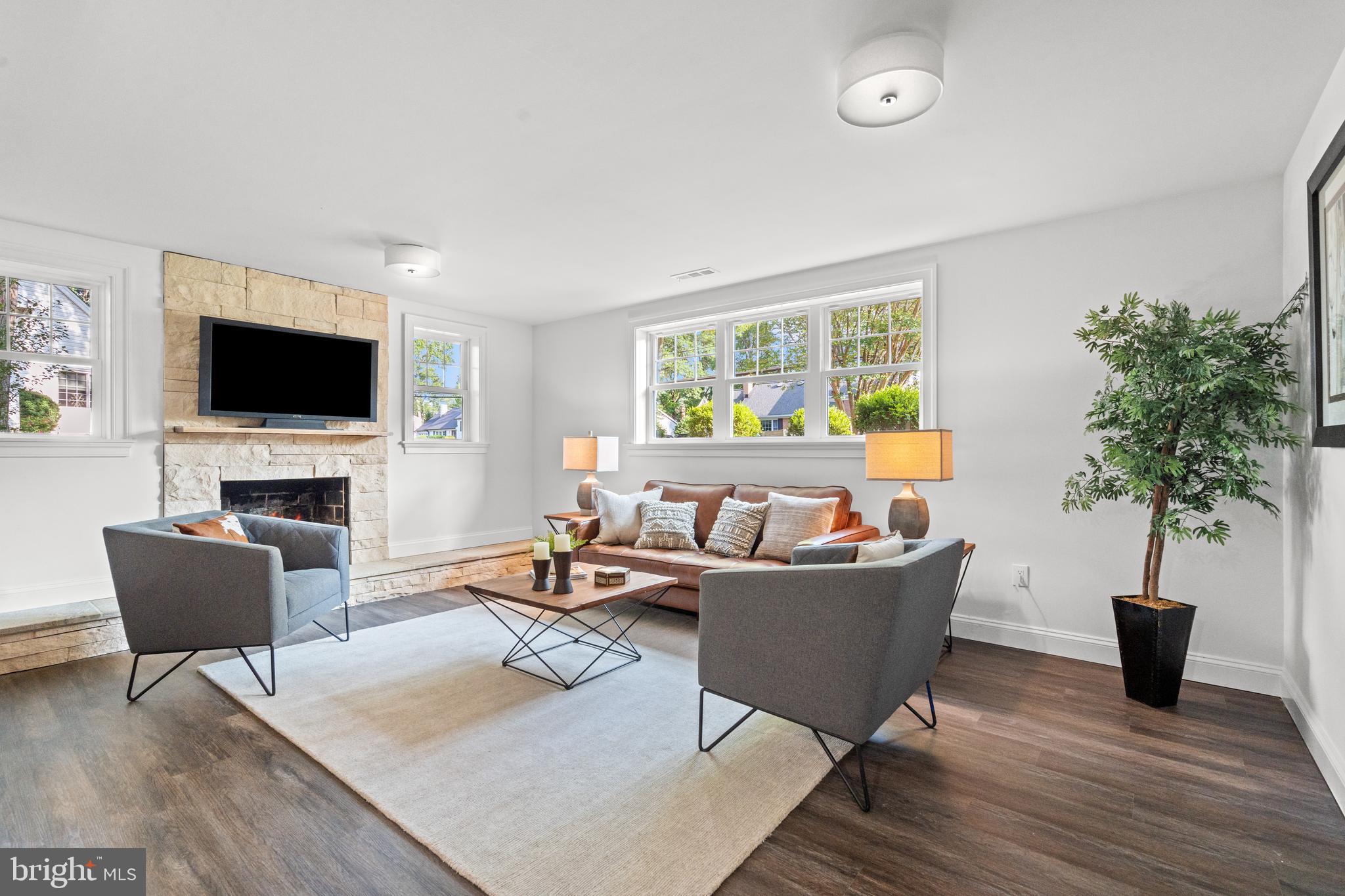 1112 NEAL DRIVE