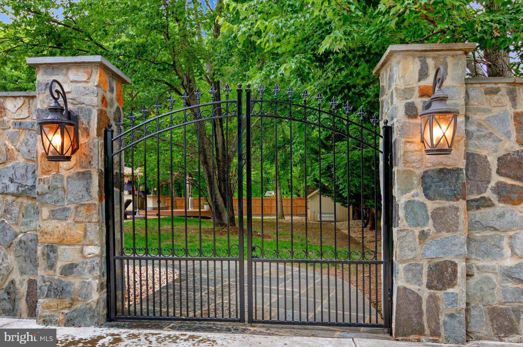 2504 SHERWOOD HALL LANE