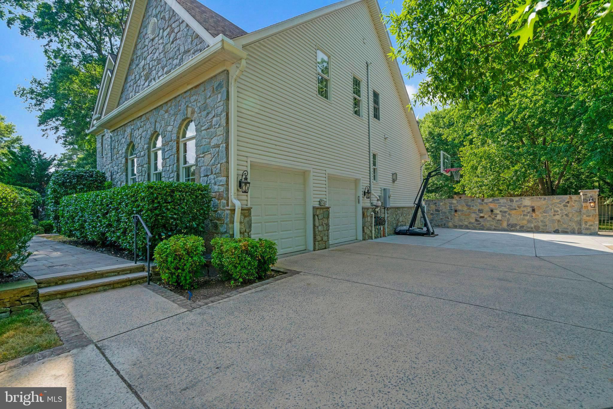 2504 SHERWOOD HALL LANE