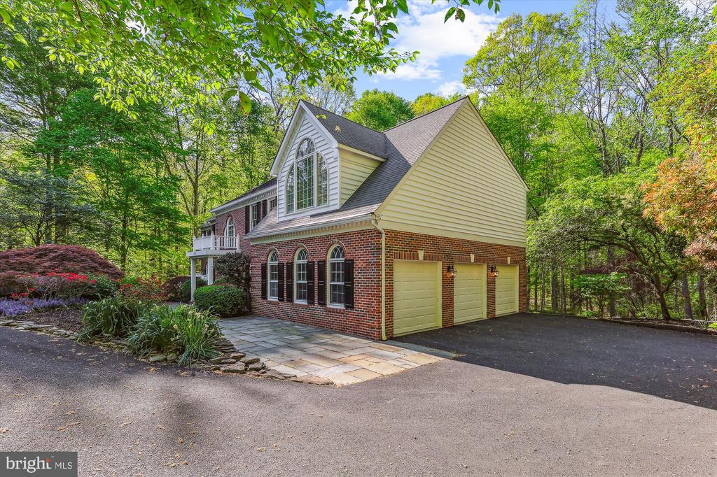 5937 FAIRVIEW WOODS DRIVE