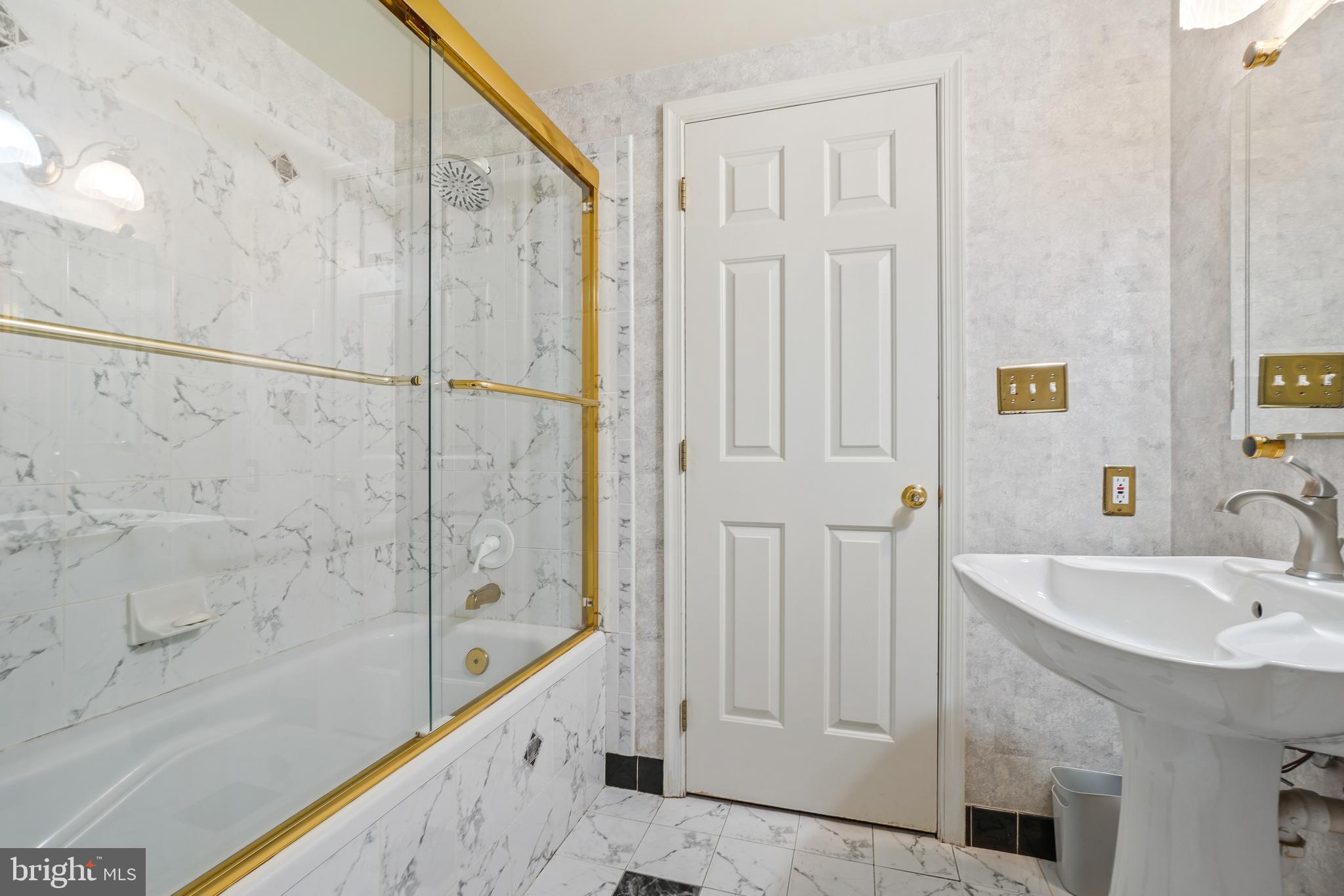 8212 COLLINGWOOD COURT