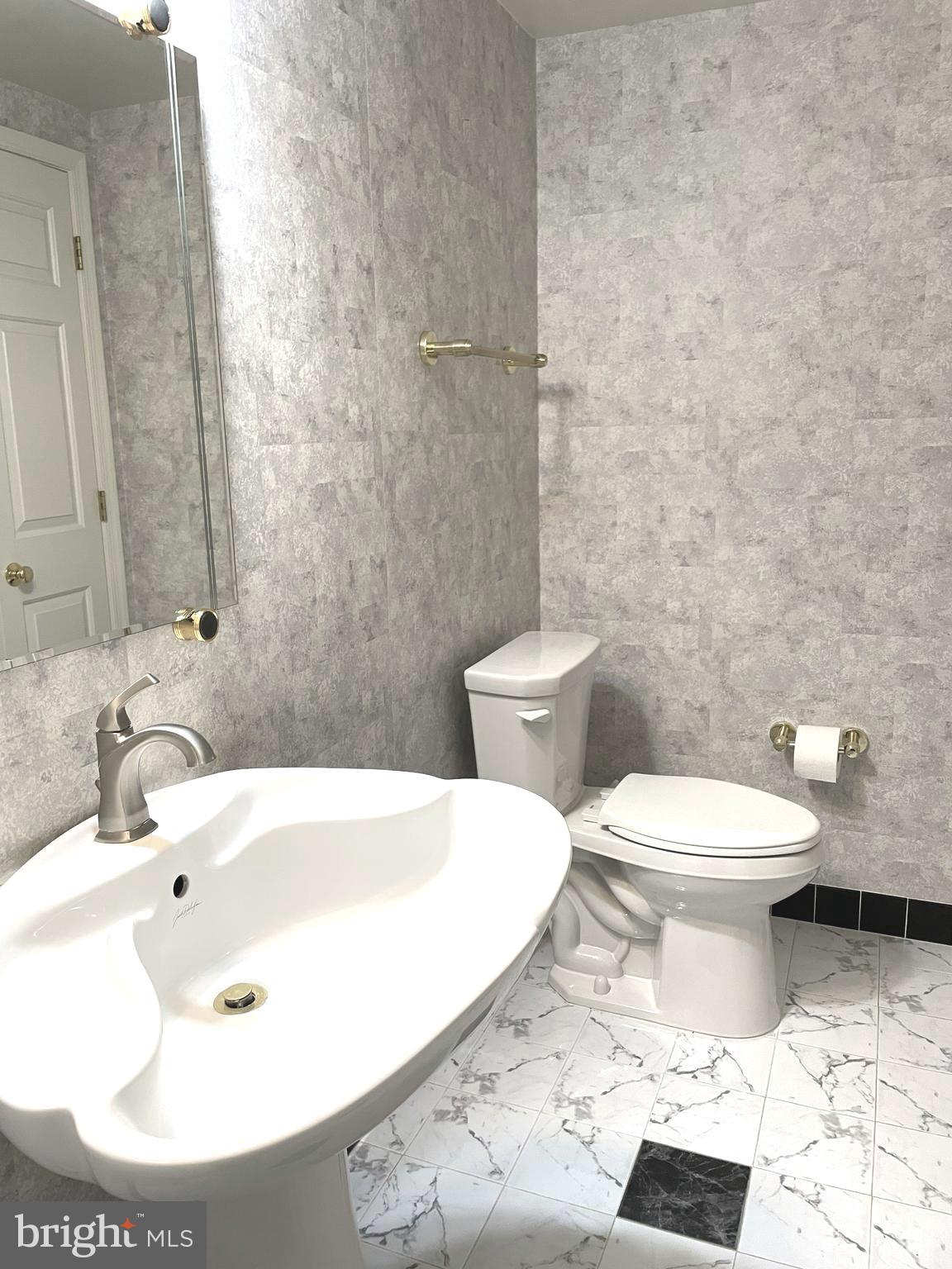 8212 COLLINGWOOD COURT