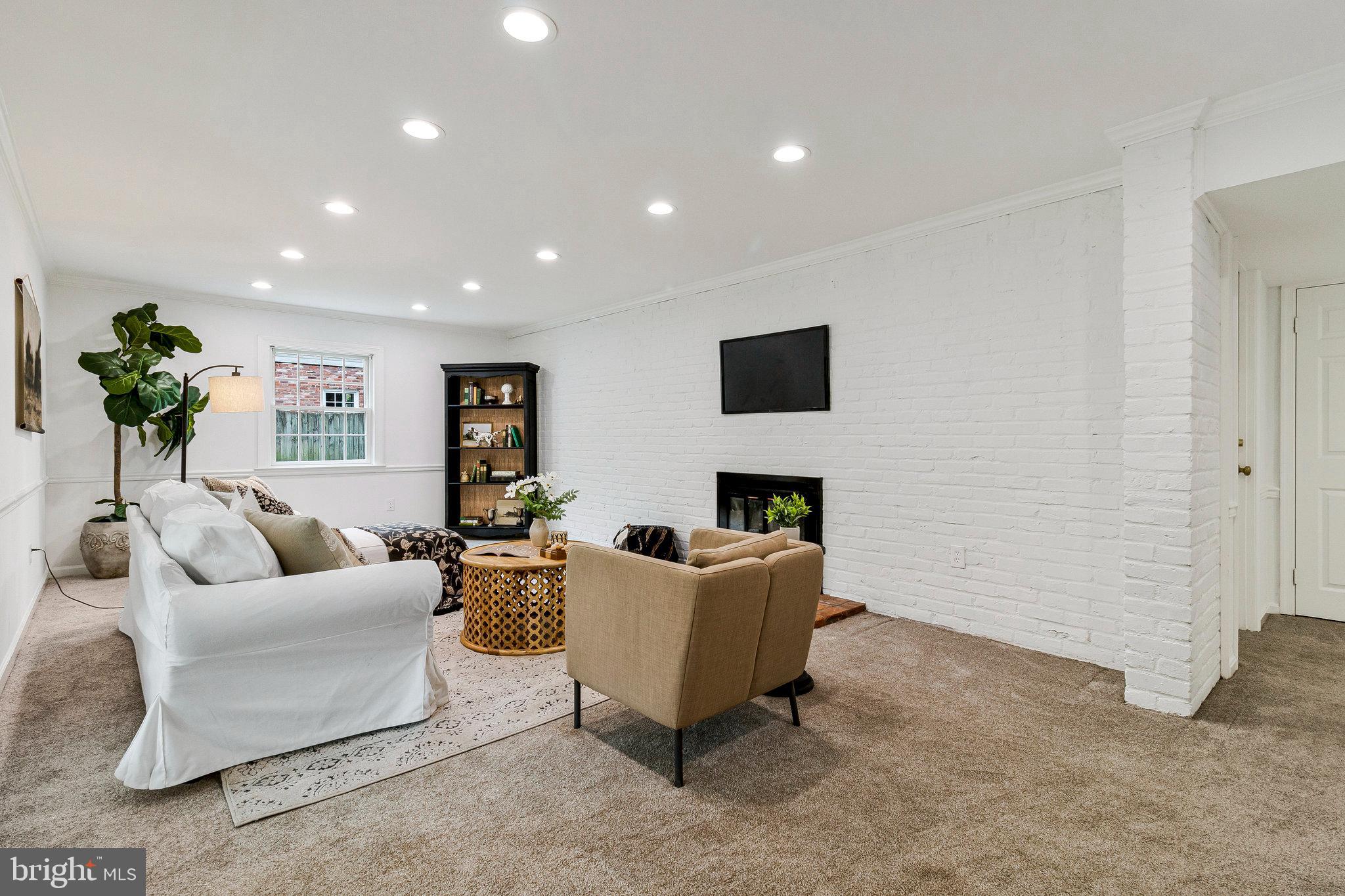 1106 EMERALD DRIVE