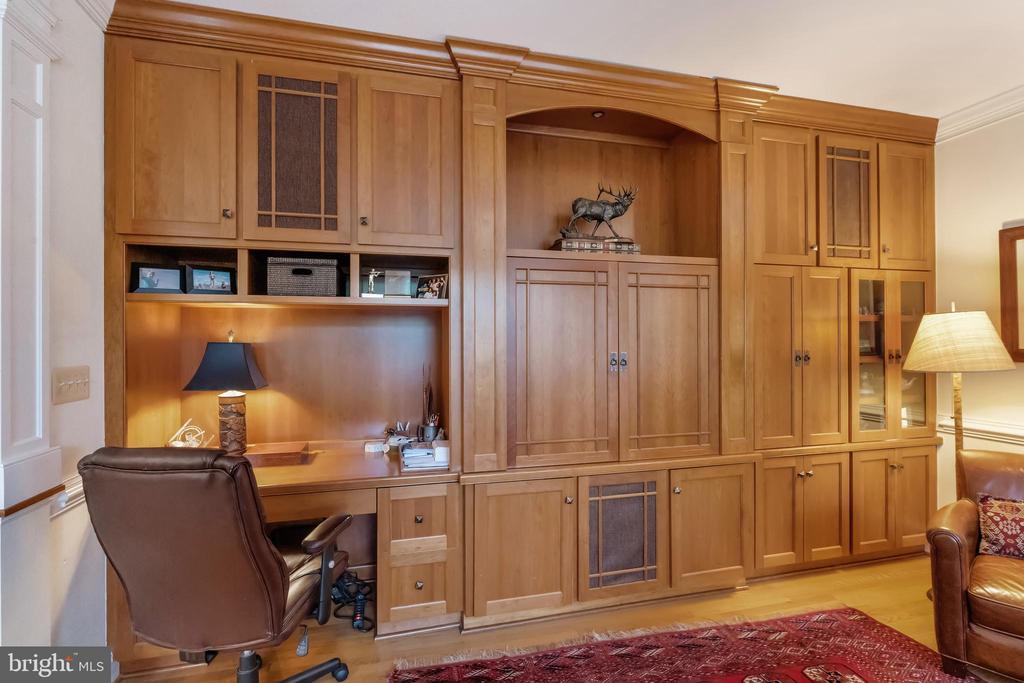 1916 ARMAND COURT