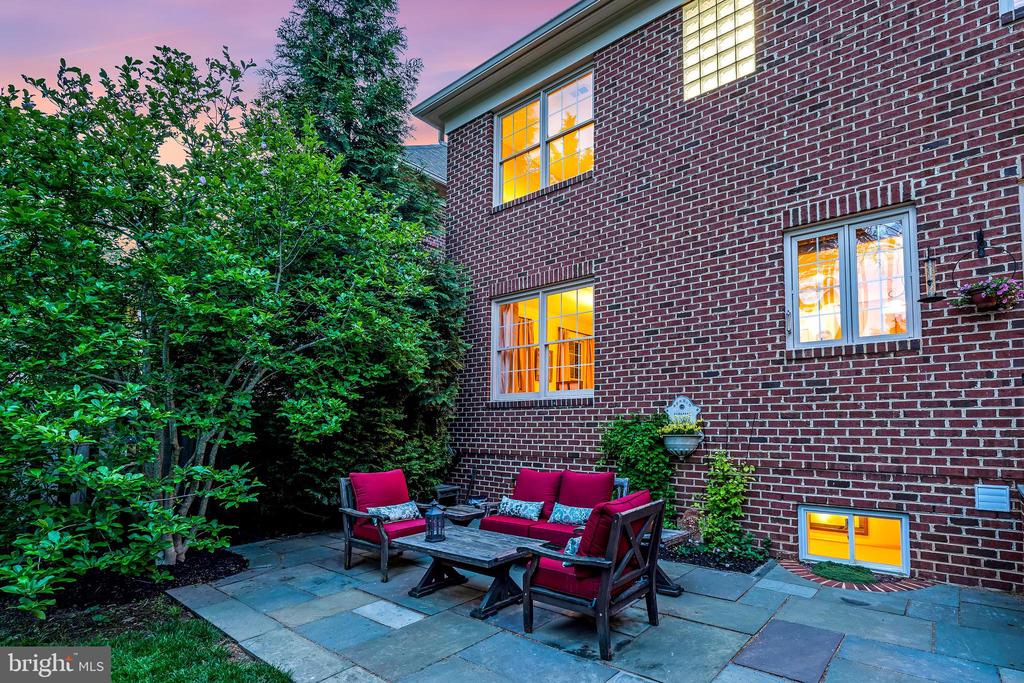 1916 ARMAND COURT