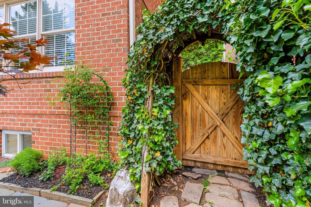 1916 ARMAND COURT