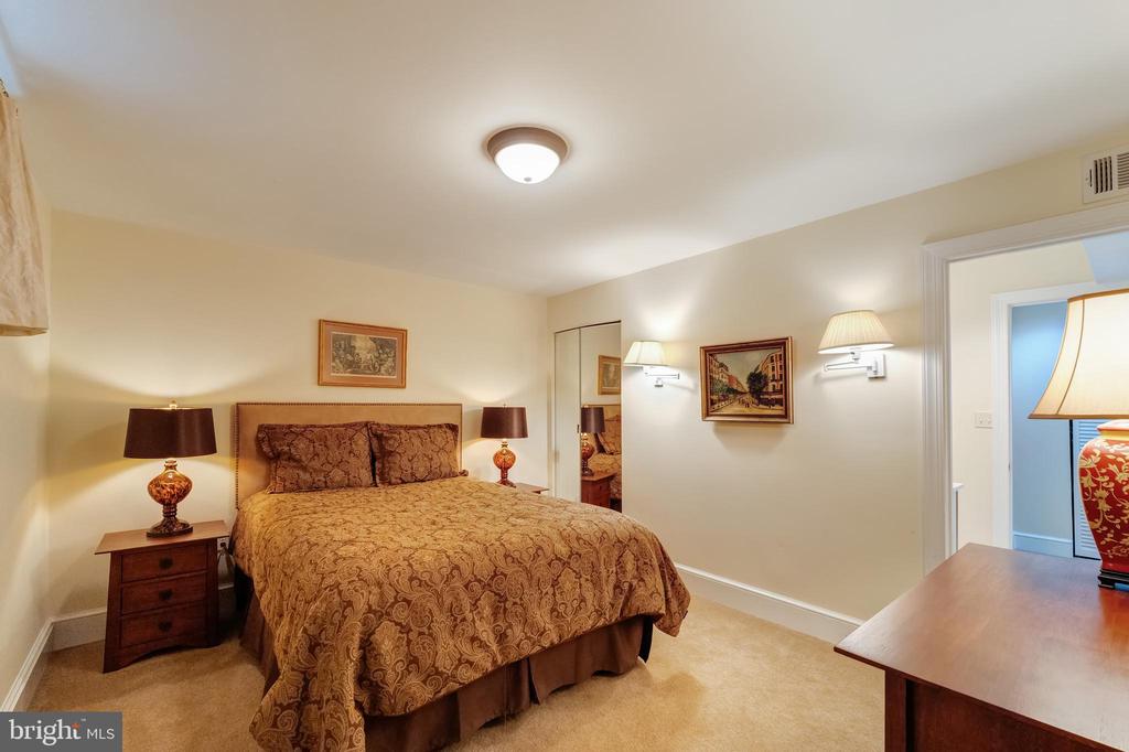 1916 ARMAND COURT