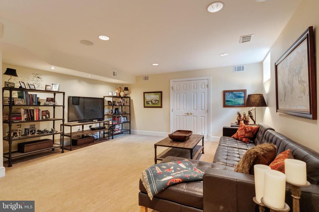 1916 ARMAND COURT