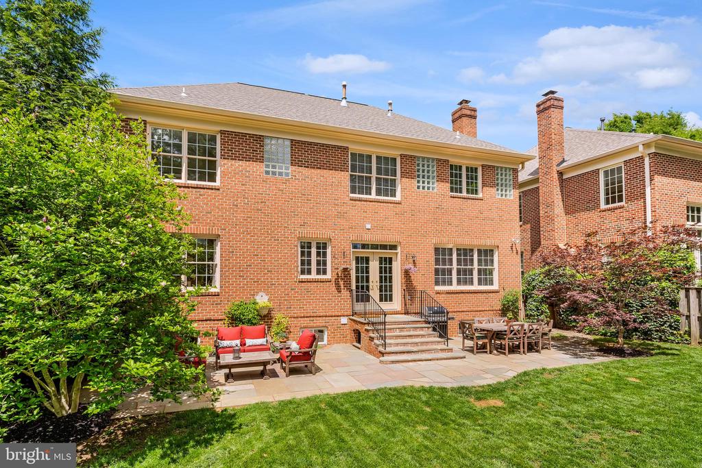 1916 ARMAND COURT