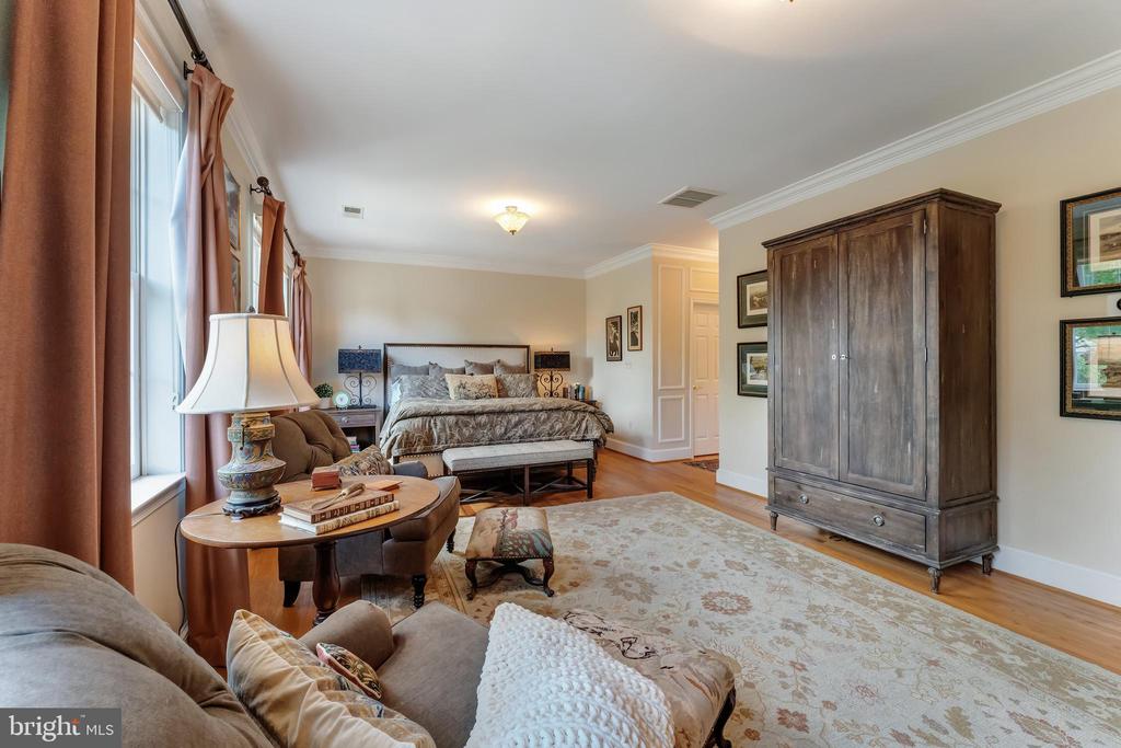 1916 ARMAND COURT