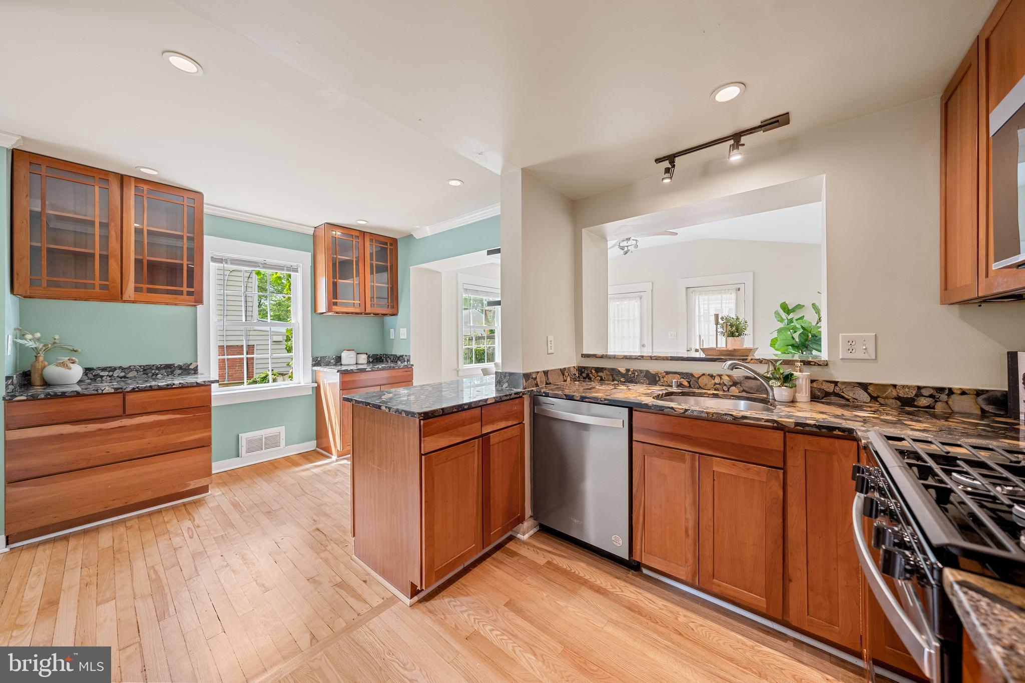 2616 FARMINGTON DRIVE