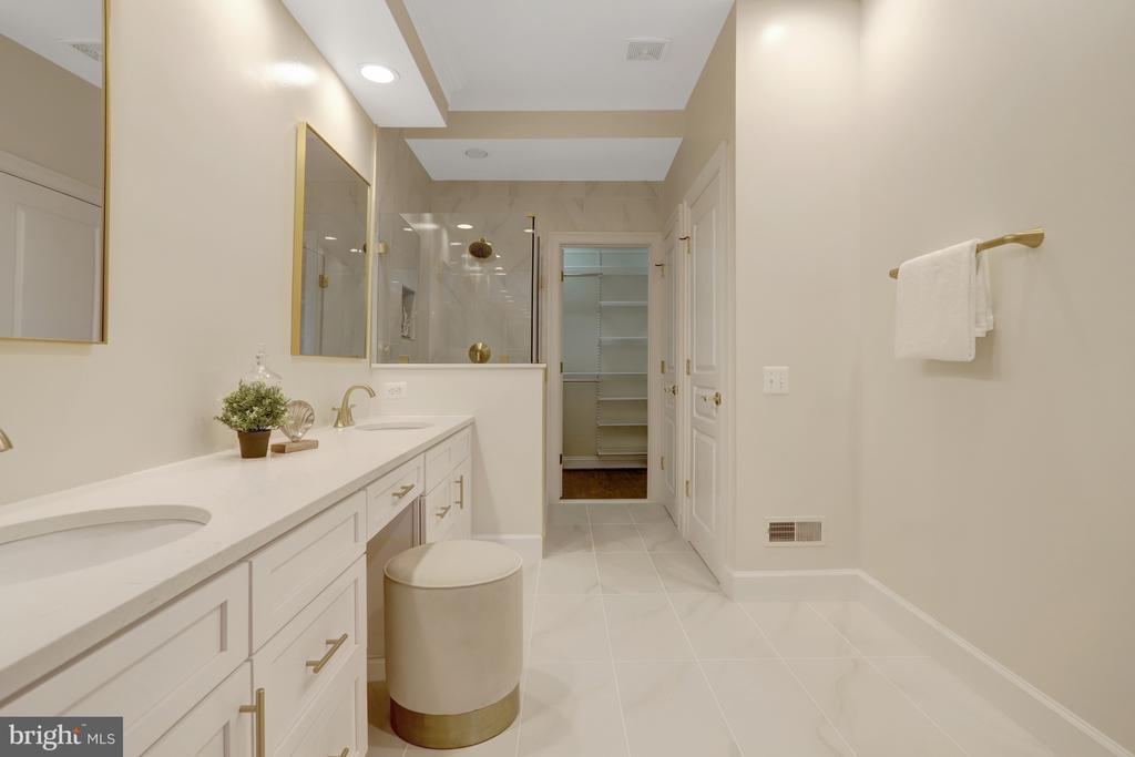 5252 WINTER VIEW DRIVE