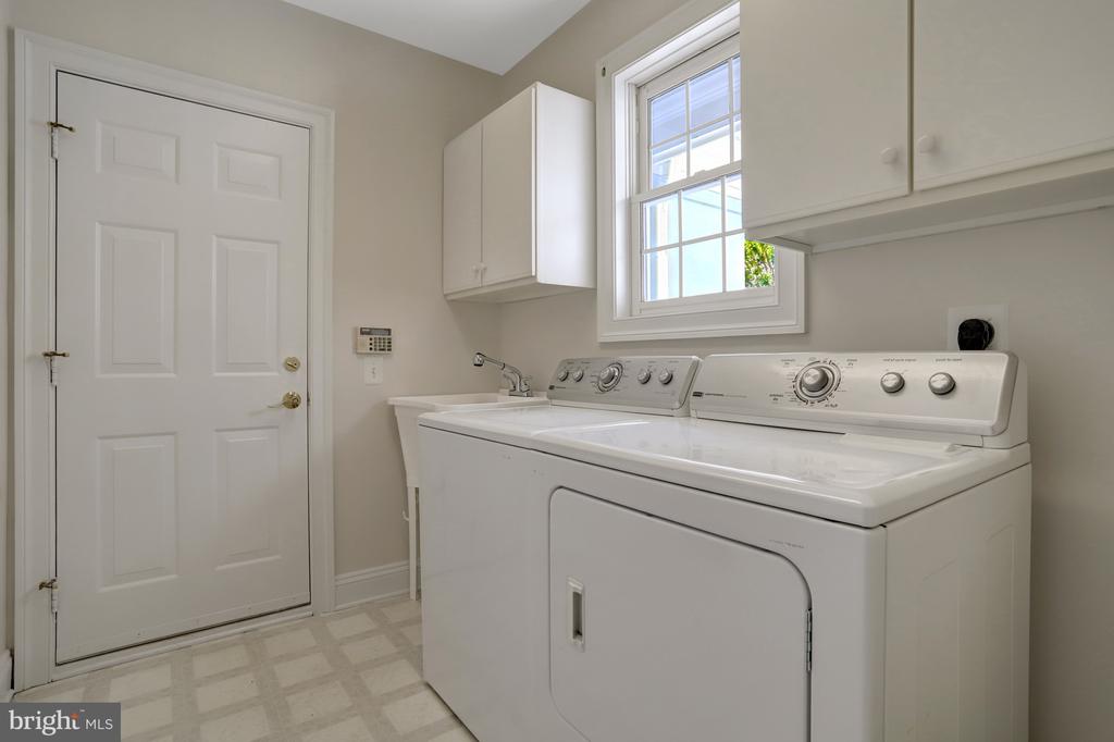 5252 WINTER VIEW DRIVE