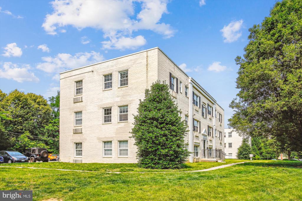2237 FARRINGTON AVENUE 301
