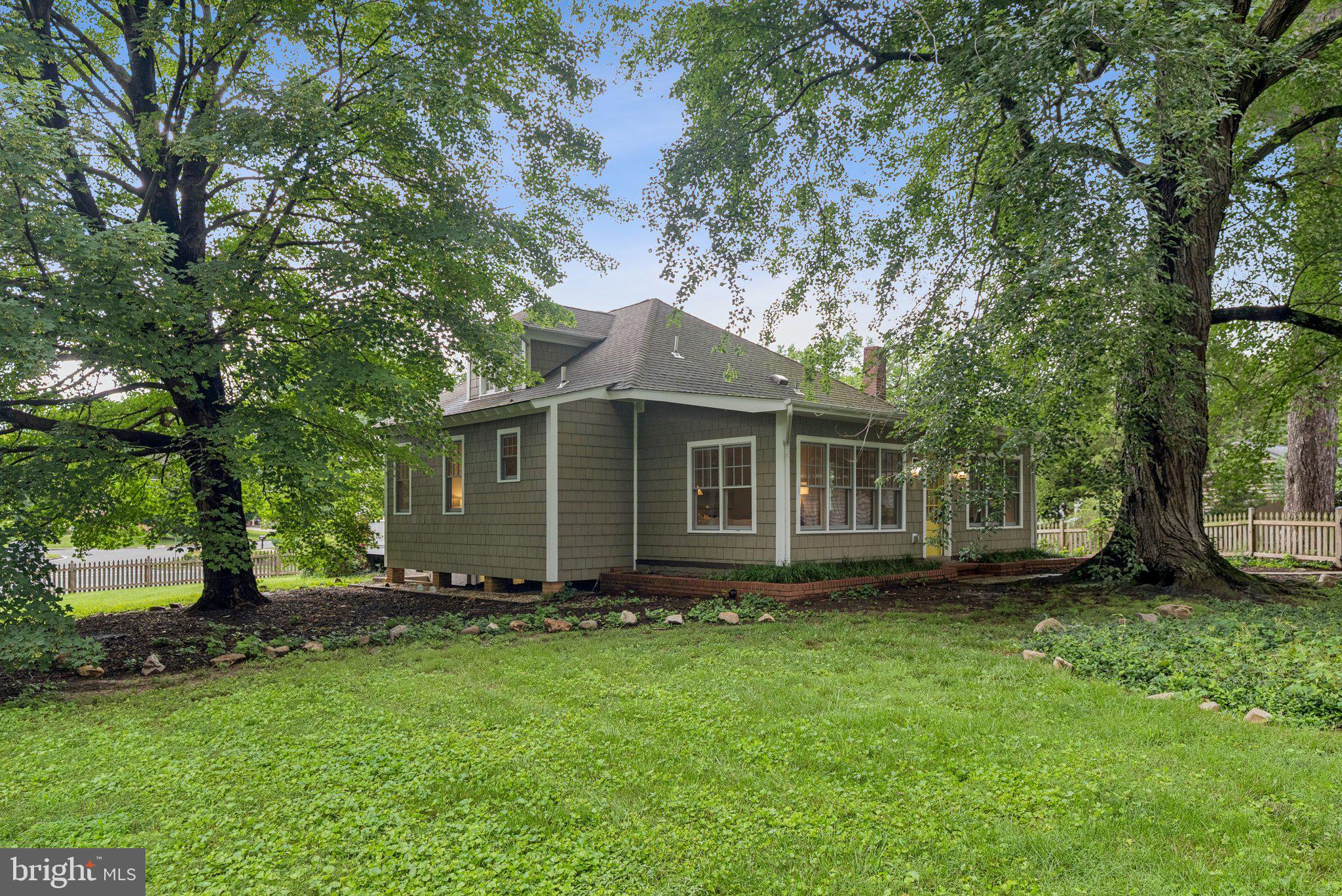 8201 FORT HUNT ROAD