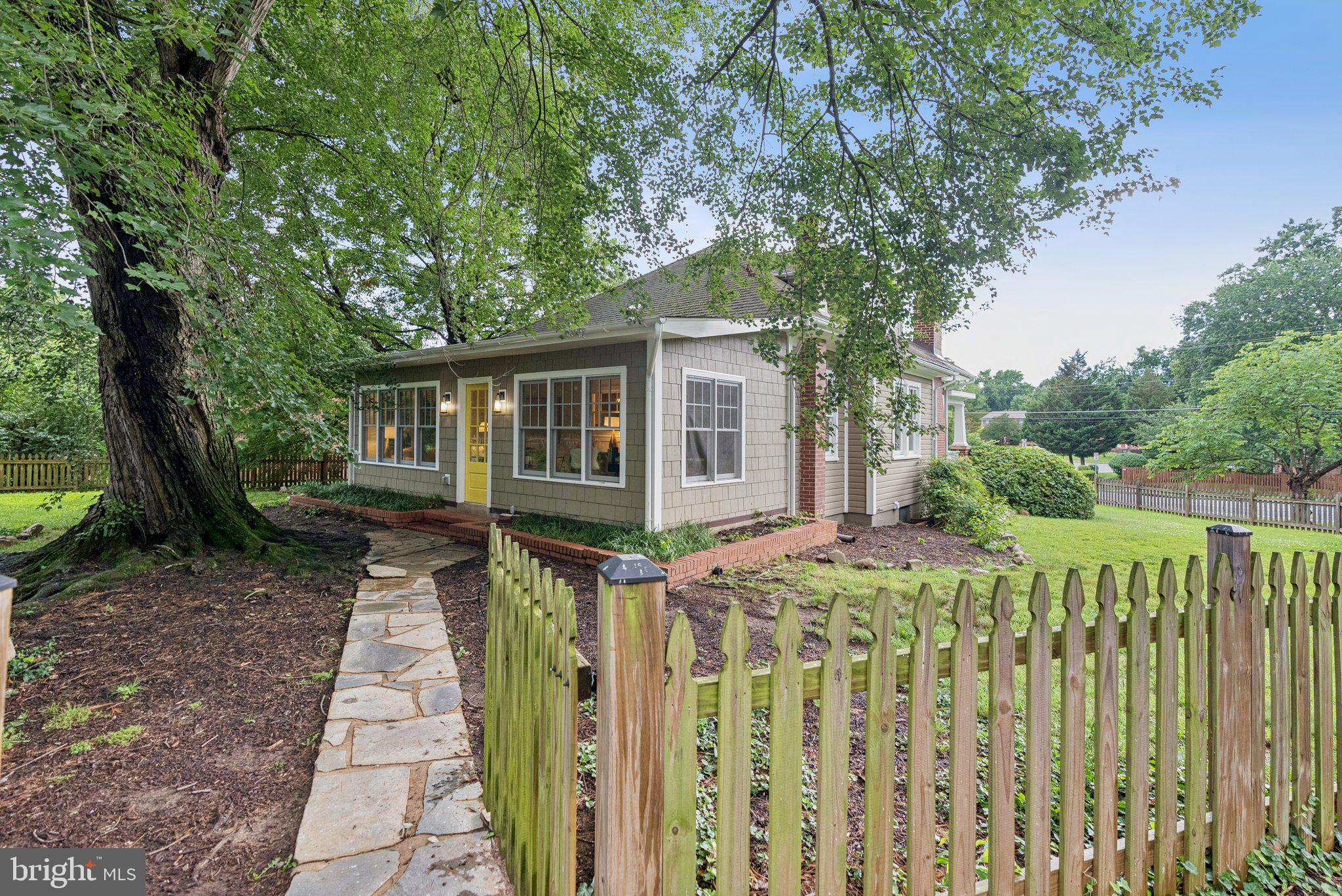 8201 FORT HUNT ROAD