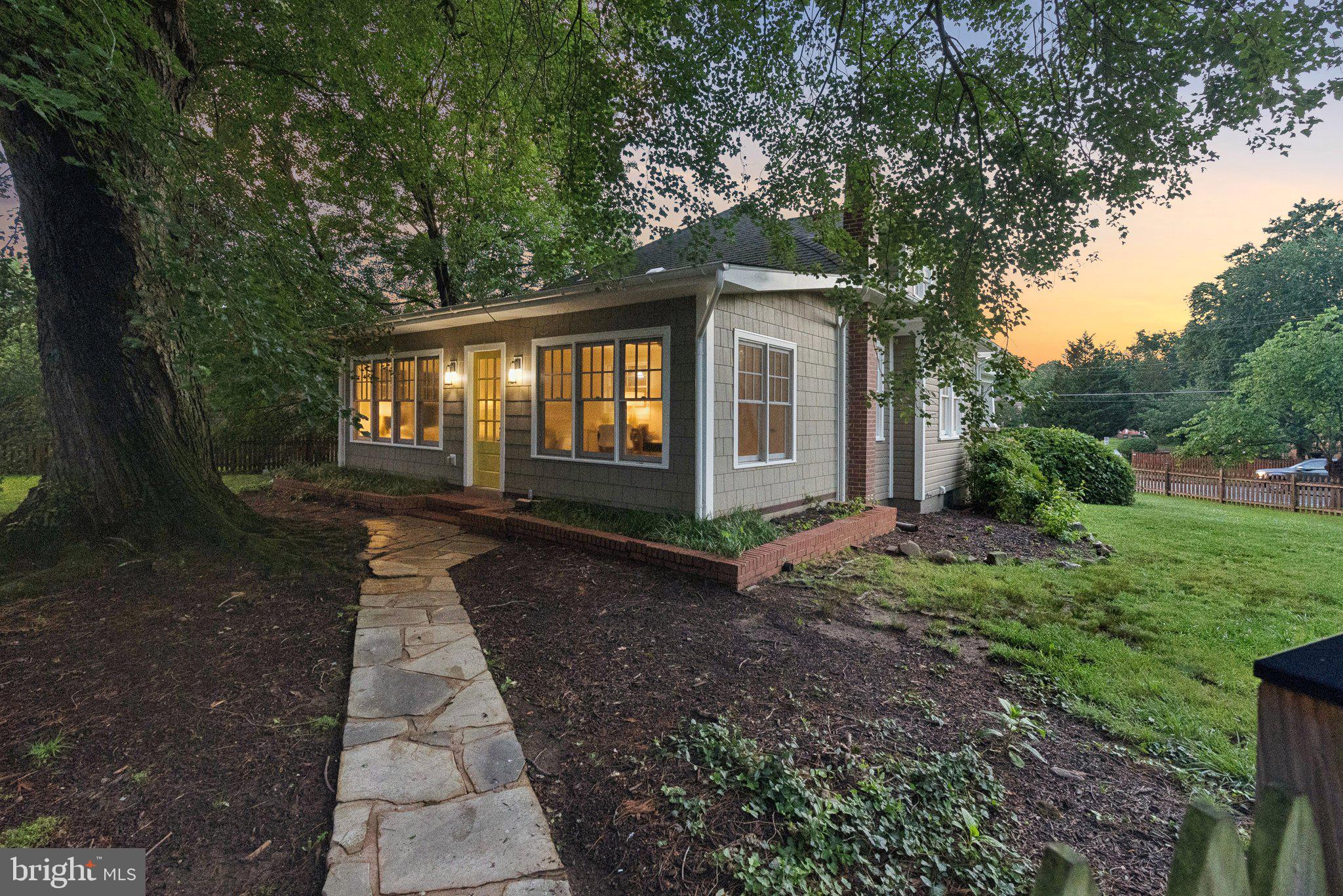 8201 FORT HUNT ROAD