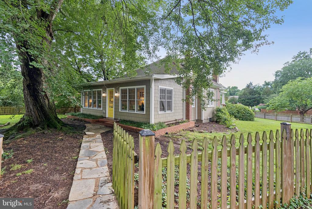 8201 FORT HUNT ROAD