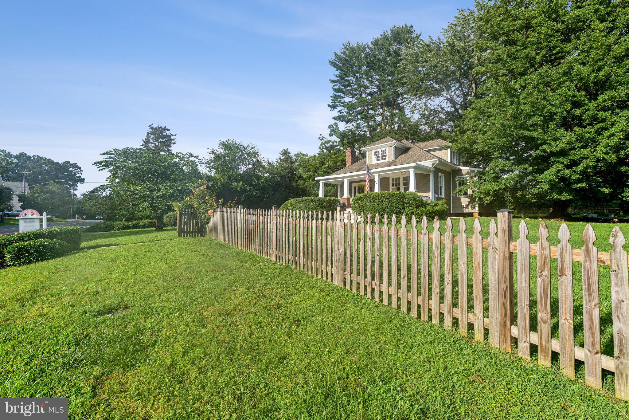 8201 FORT HUNT ROAD