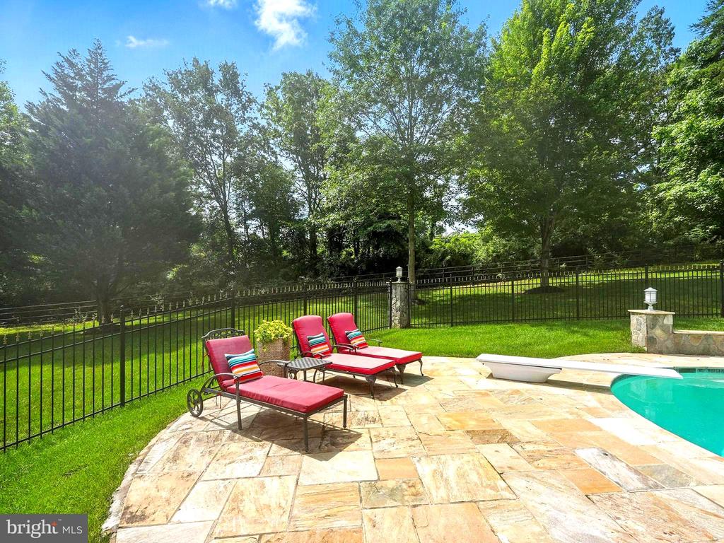 2506 COULTER LANE