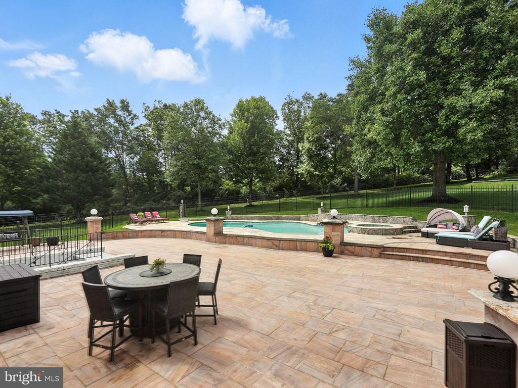 2506 COULTER LANE