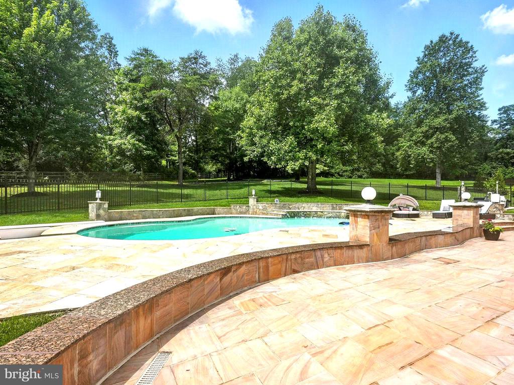 2506 COULTER LANE