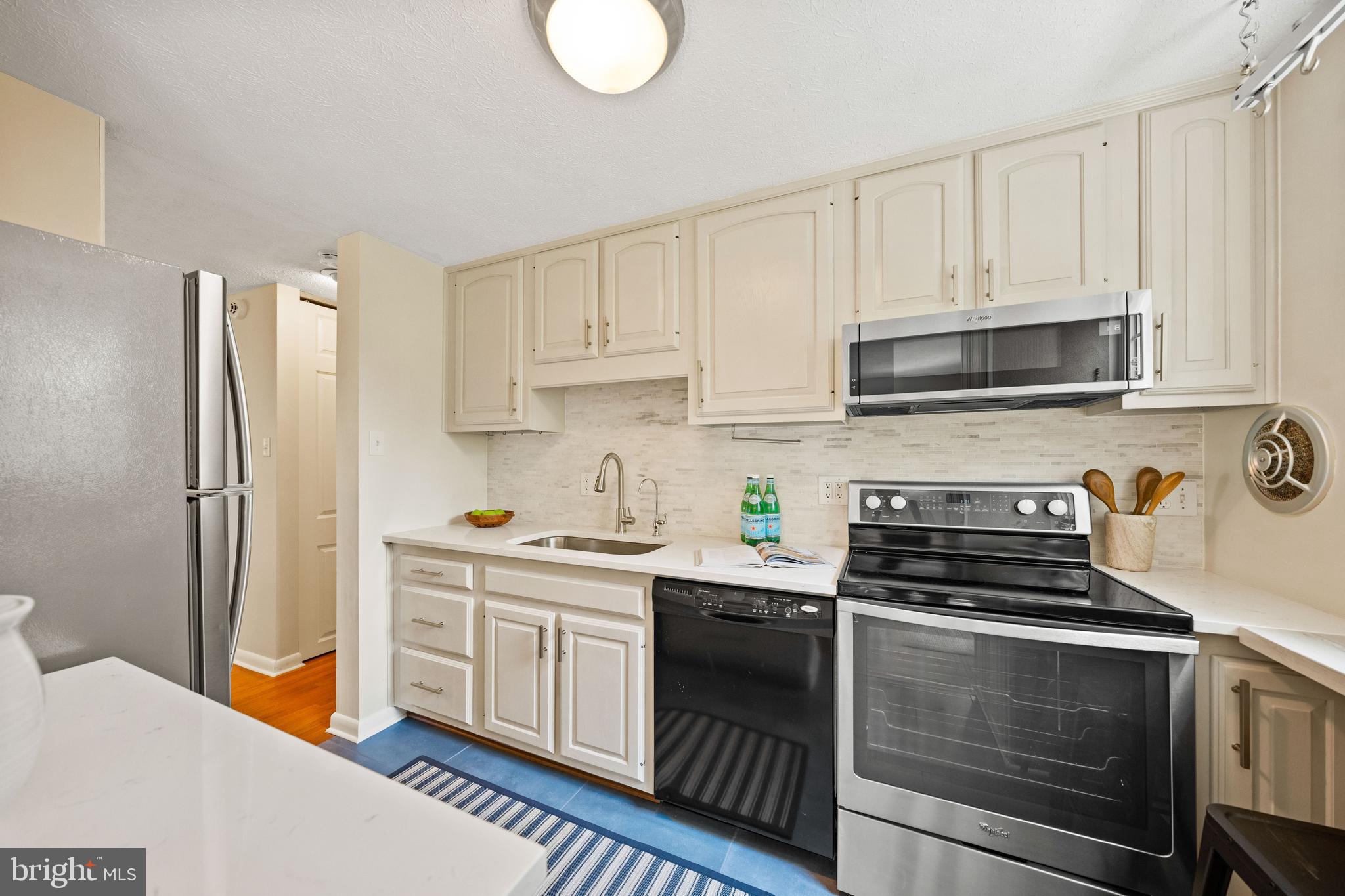 7012 VANTAGE DRIVE