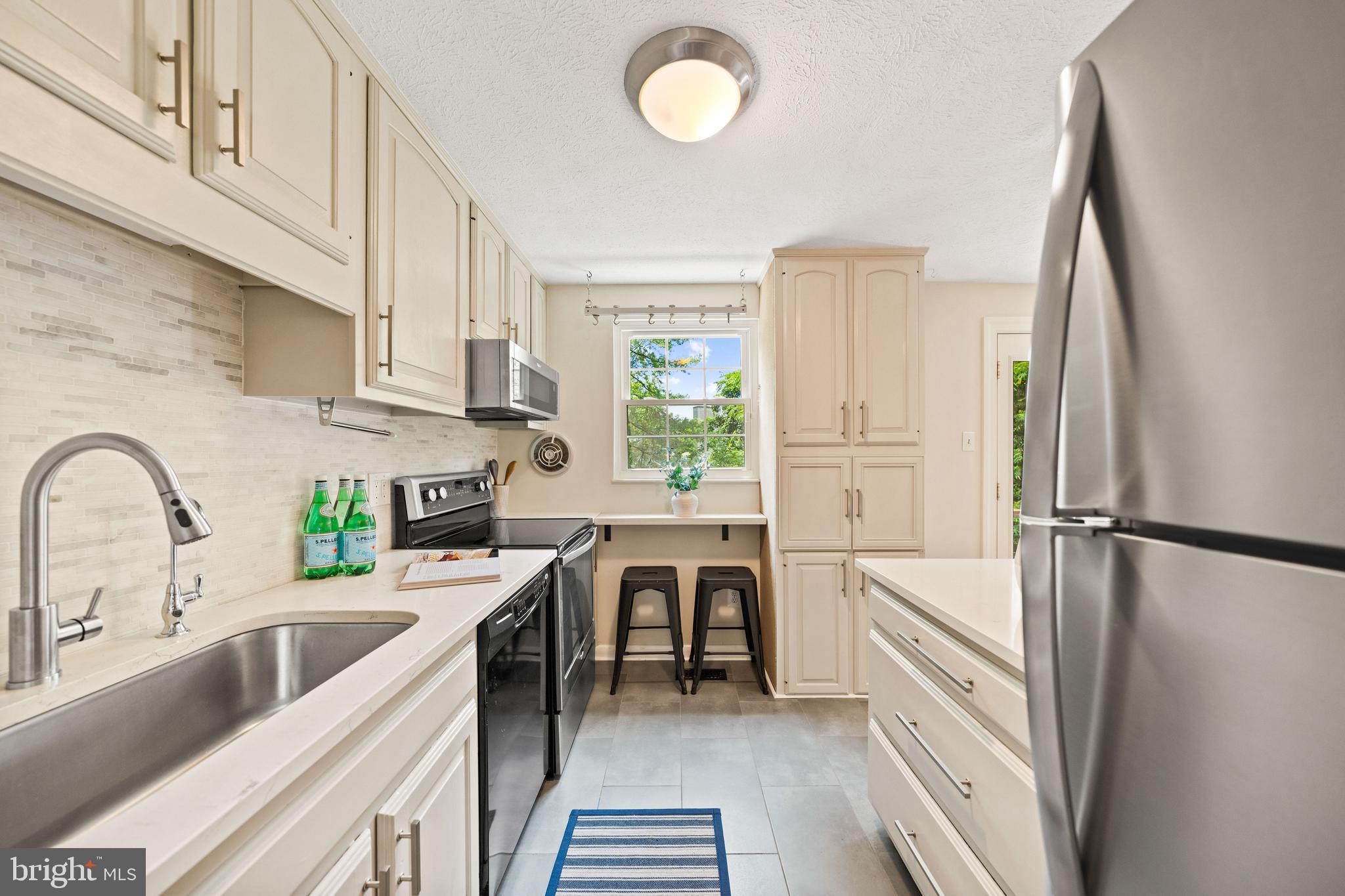 7012 VANTAGE DRIVE